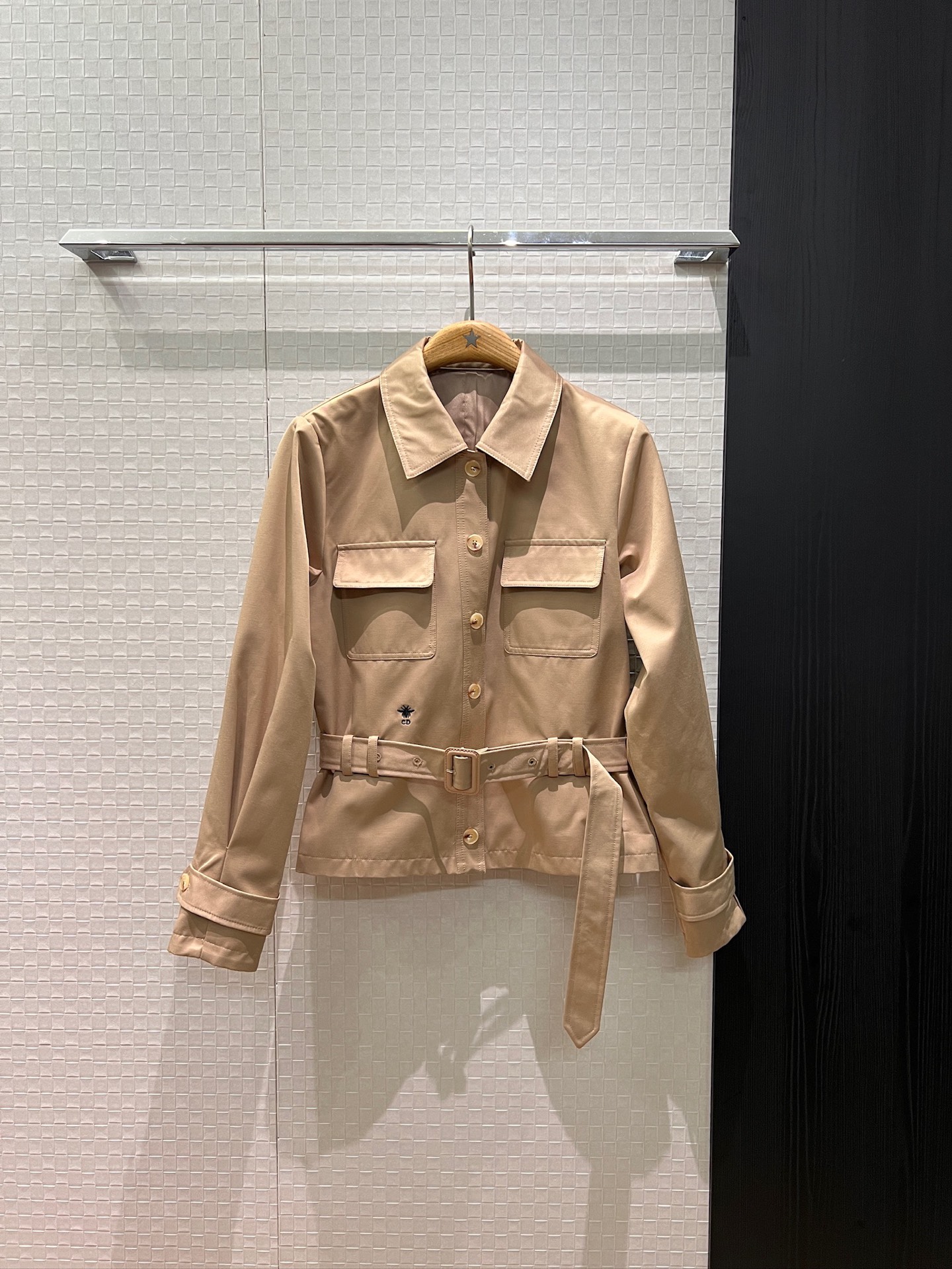 NO:740762,New lapel work pocket jacket, classic embroidered CD bee, sleeves with belt decoration, waist slimming, fashionable commuting, full of aura, age-reducing and versatile, black khaki SML,,jackets & coats,19860909新款翻领工装口袋外套 经典刺绣cd小蜜蜂 袖带系腰带装饰 收腰显瘦时尚通勤 气场十足减龄百搭 黑色卡其 SML,,jackets & coats,,Women's clothing