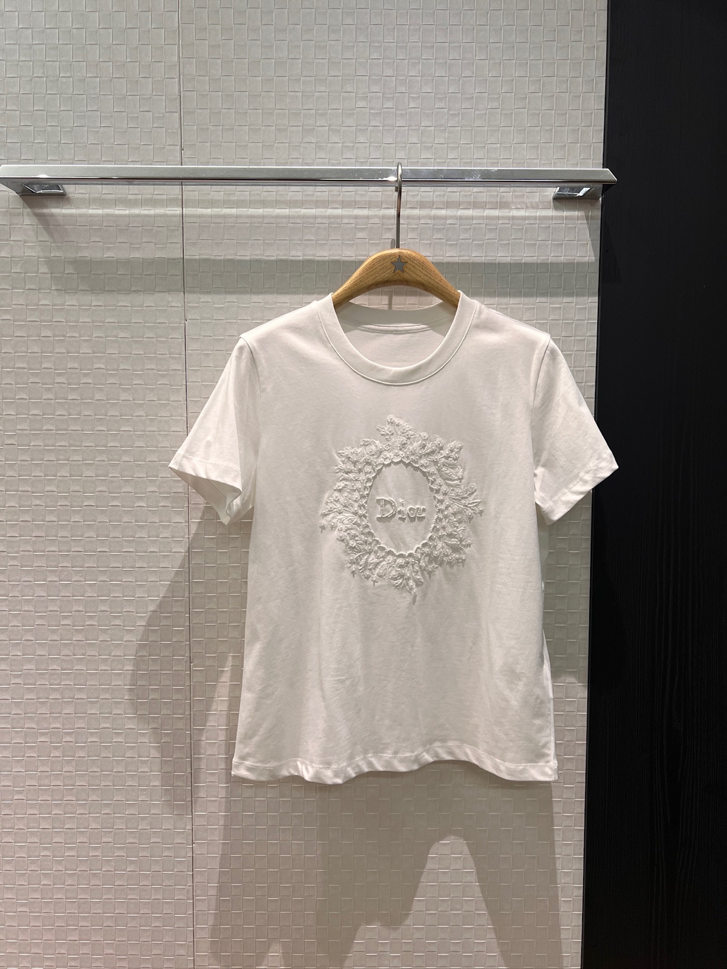 NO:740751,New heavy industry embroidered beaded logo letter T-shirt, exquisite and casual, versatile for all ages, black and white SML,,tees,t-shirt,19860909新款重工刺绣钉珠logo字母T恤精致休闲 减龄百搭 黑色白色 SML,,tees，t-shirt,,Women's clothing