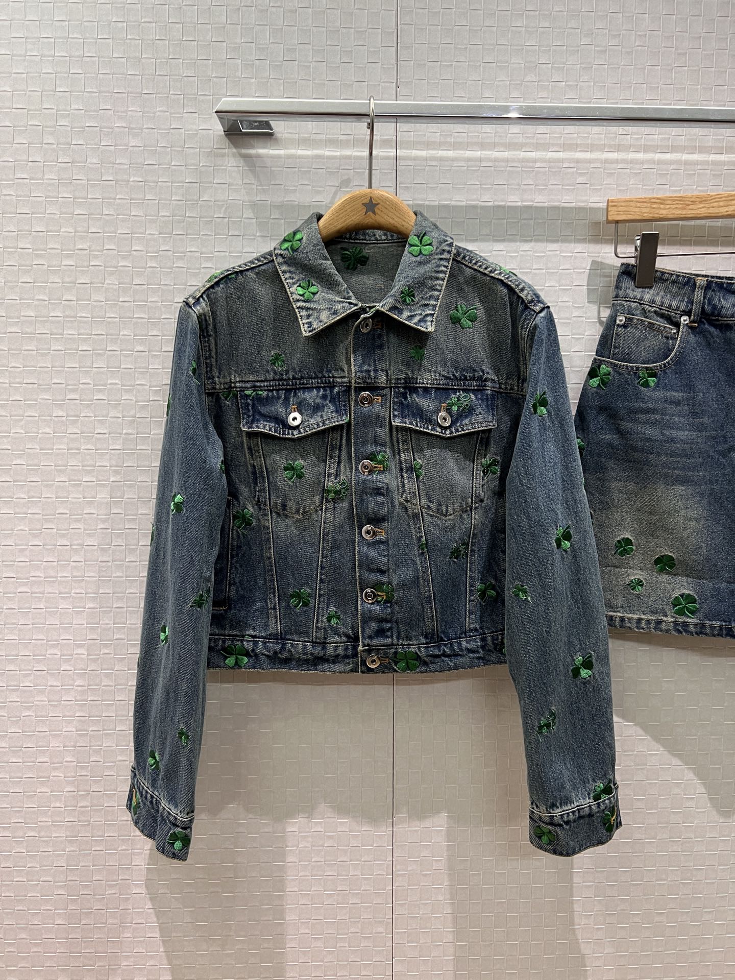 NO:748172,New heavy industry embroidered four-leaf clover series Reba Zhou Ye Liu Yuxin same style denim jacket denim skirt molded hardware logo leather label casual age reduction S-XL outerwear, skirts, jackets & coats,19860909新款重工刺绣四叶草系列 热巴 周也 刘雨昕同款 牛仔外套牛仔半裙 开模五金 logo皮标休闲减龄 S-XL 外,,skirts,jackets & coats,,Women's clothing