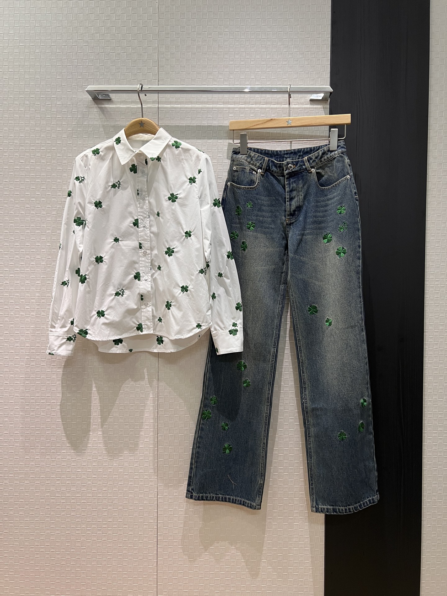NO:748160,New heavy industry embroidered four-leaf clover series Liu Yuxin's same style four-leaf clover embroidered shirt denim straight pants mold opening hardware logo leather label casual age reduction S-XL,,19860909新款重工刺绣四叶草系列 刘雨昕同款 四叶草刺绣衬衣牛仔直筒裤 开模五金 logo皮标休闲减龄 S-XL,,,Women's clothing