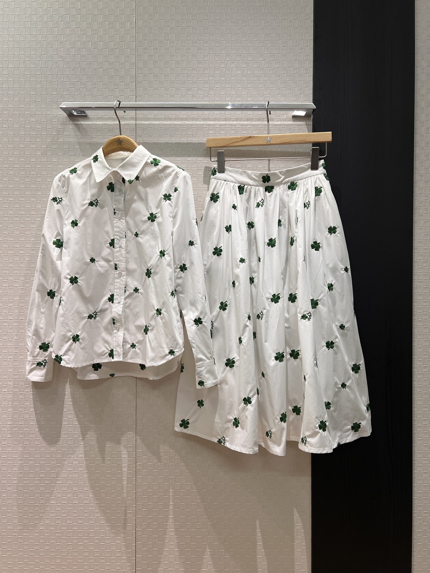 NO:748153,Shirts and skirts new heavy industry embroidered four-leaf clover series Liu Yuxin's same style four-leaf clover embroidered shirt embroidered skirt positioning embroidery pockets on both sides, elegant and age-reducing S-XL,,skirts,19860909衬衣 半裙新款重工刺绣四叶草系列 刘雨昕同款 四叶草刺绣衬衣刺绣半裙 定位刺绣 两侧有口袋气质减龄 S-XL,,skirts,,Women's clothing