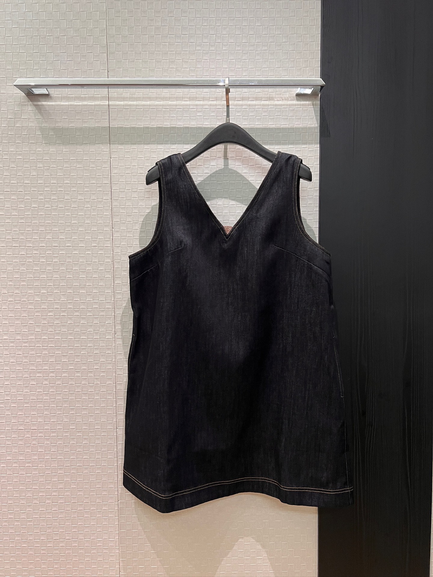 NO:748129,New BC bead chain decoration V-neck sleeveless vest denim dress straight doll version with pockets on both sides, loose and casual, age-reducing and versatile SML,,skirts,19860909新款BC珠链装饰 V领无袖背心牛仔连衣裙直筒娃娃版型 两侧有口袋 宽松休闲 减龄百搭SML,,skirts,,Women's clothing