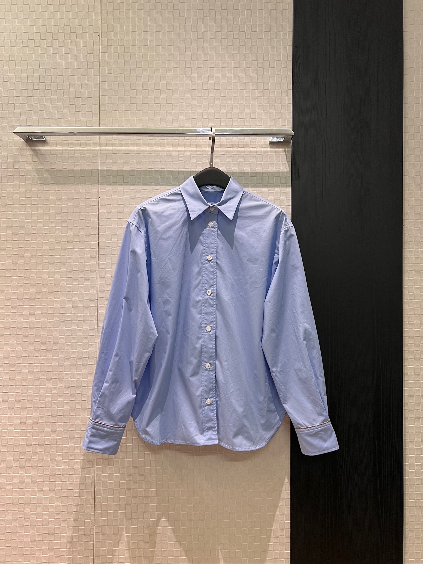 NO:748119,New BC bead chain decorated cuff shirt, irregular hem, loose and casual, versatile for all ages, fashionable commuting SML,,19860909新款BC珠链装饰袖口衬衣 不规则下摆 宽松休闲 减龄百搭 时尚通勤SML,,,Women's clothing