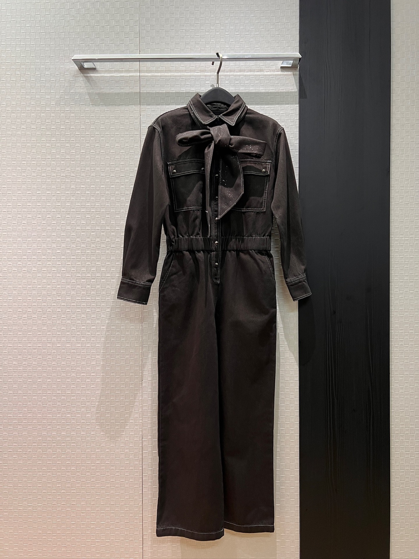 NO:748111,New customized fabric BC work style denim jumpsuit with ribbon decoration, elastic waist, slim fit and full of aura, A and sassy, ​​sweet, cool and handsome SML,,19860909新款定制面料 BC工装风牛仔连体裤配飘带装饰 松紧收腰 修身显瘦气场全开 又A又飒 甜酷帅气 SML,,,Women's clothing