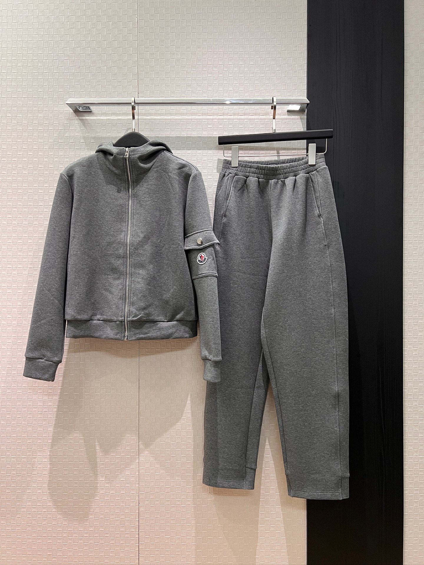 NO:748151,New style muzzle classic armband pocket splicing hooded suit casual zipper jacket elastic waist sports casual pants fashionable and casual slim and versatile gray khaki SML,,Moncler,jackets & coats,hats,19860909新款蒙口 经典袖标口袋拼接连帽套装 休闲拉链外套松紧腰运动休闲裤时尚休闲 显瘦百搭 灰色卡其 SML,,Moncler,jackets & coats,hats,,Women's clothing