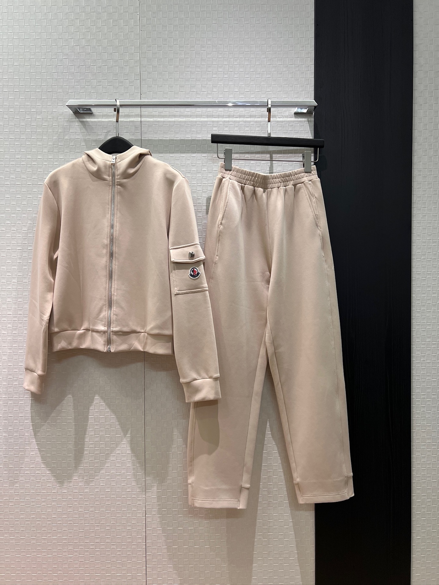 NO:748140,New style muzzle classic armband pocket splicing hooded suit casual zipper jacket elastic waist sports casual pants fashionable and casual slim and versatile gray khaki SML,,Moncler,jackets & coats,hats,19860909新款蒙口 经典袖标口袋拼接连帽套装 休闲拉链外套松紧腰运动休闲裤时尚休闲 显瘦百搭 灰色卡其 SML,,Moncler,jackets & coats,hats,,Women's clothing