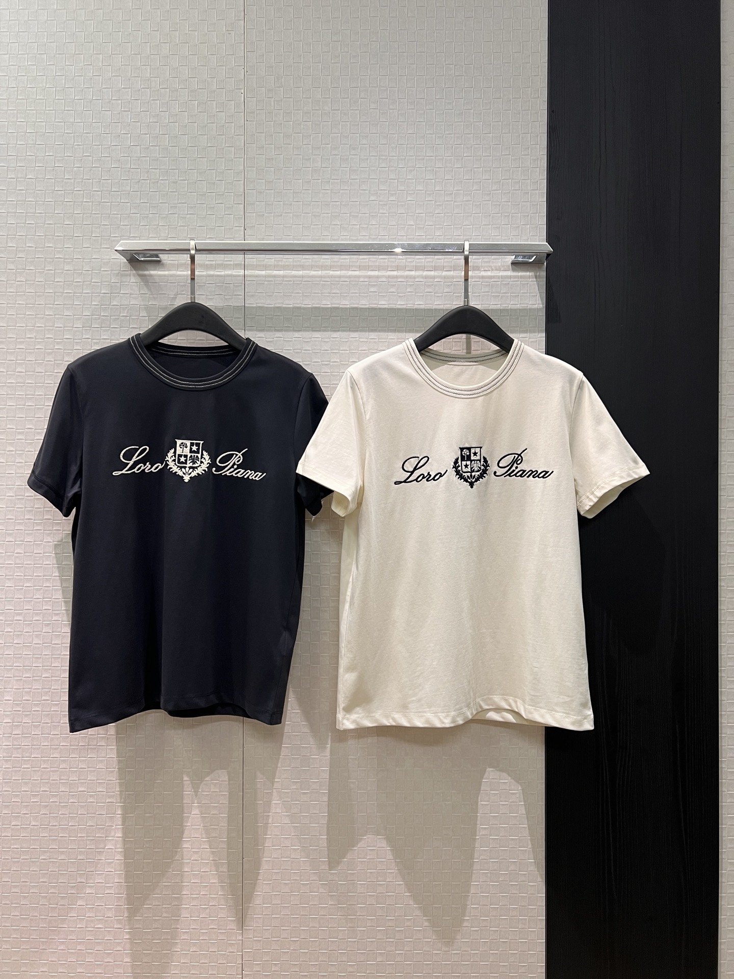 NO:748118,New LP embroidered logo badge T-shirt, striped round neck, full shoulder, versatile, must-have for age reduction, dark blue apricot SML, loro piana, tees, t-shirt,19860909新款LP刺绣logo徽章T恤 条纹圆领正肩百搭 减龄必备 深蓝杏色 SML,,loro piana,tees，t-shirt,,Women's clothing