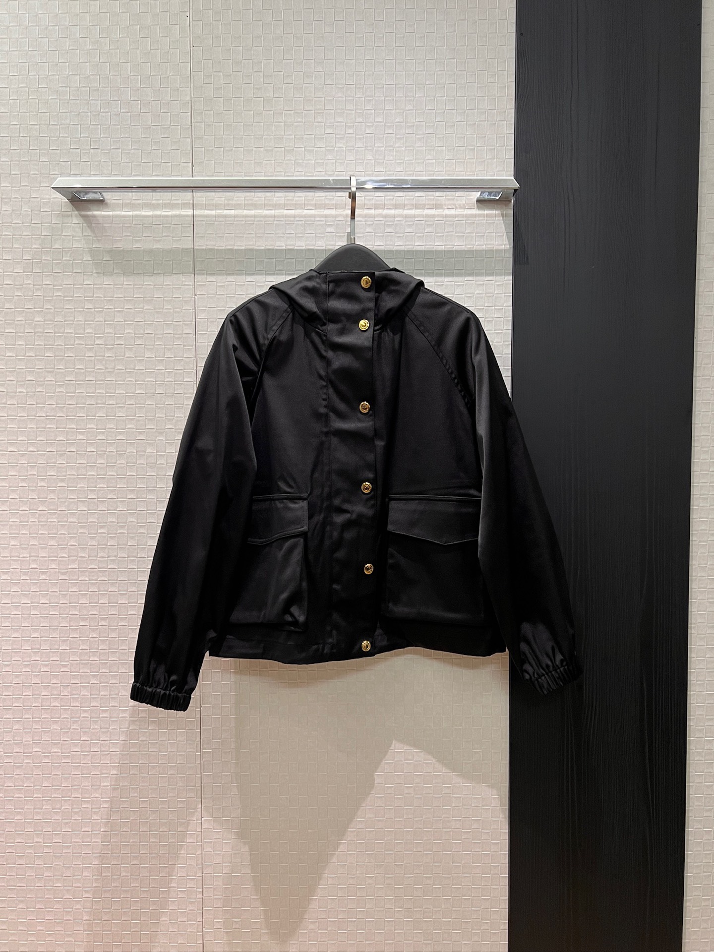 NO:748110,The new LP hooded gold buckle loose windbreaker jacket hem drawstring can be adjusted to the waist. Large pockets with flaps on both sides for leisure vacation. Can be salty or sweet. Khaki/black SML,,loro piana,jackets & coats,hats,19860909新款LP连帽金扣宽松风衣外套下摆抽绳可收腰调节 两侧翻盖大口袋休闲度假 可盐可甜 卡其/黑色 SML,,loro piana,jackets & coats,hats,,Women's clothing