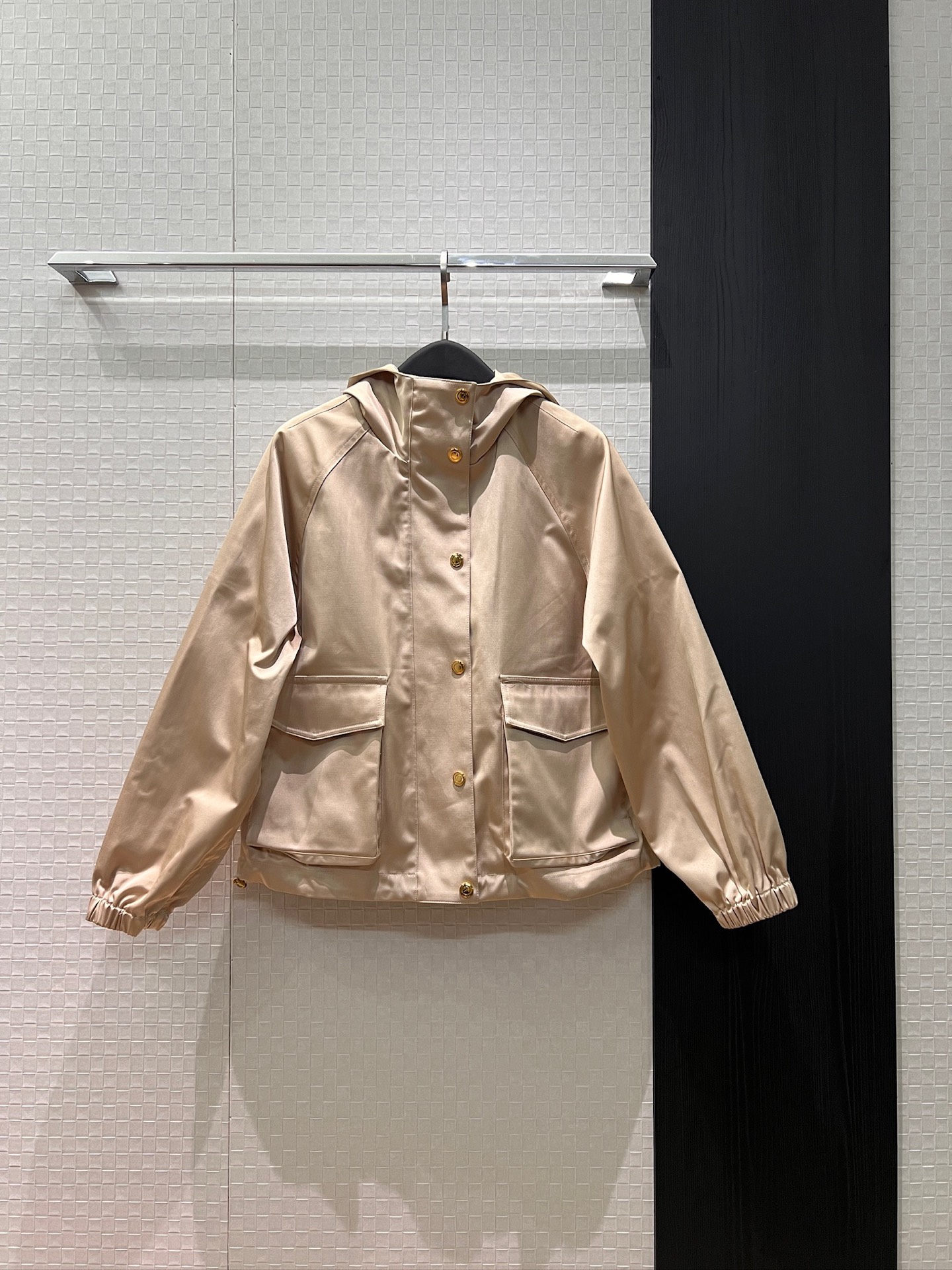 NO:748148,The new LP hooded gold buckle loose windbreaker jacket hem drawstring can be adjusted to the waist. Large pockets with flaps on both sides for leisure vacation. Can be salty or sweet. Khaki/black SML,,loro piana,jackets & coats,hats,19860909新款LP连帽金扣宽松风衣外套下摆抽绳可收腰调节 两侧翻盖大口袋休闲度假 可盐可甜 卡其/黑色 SML,,loro piana,jackets & coats,hats,,Women's clothing