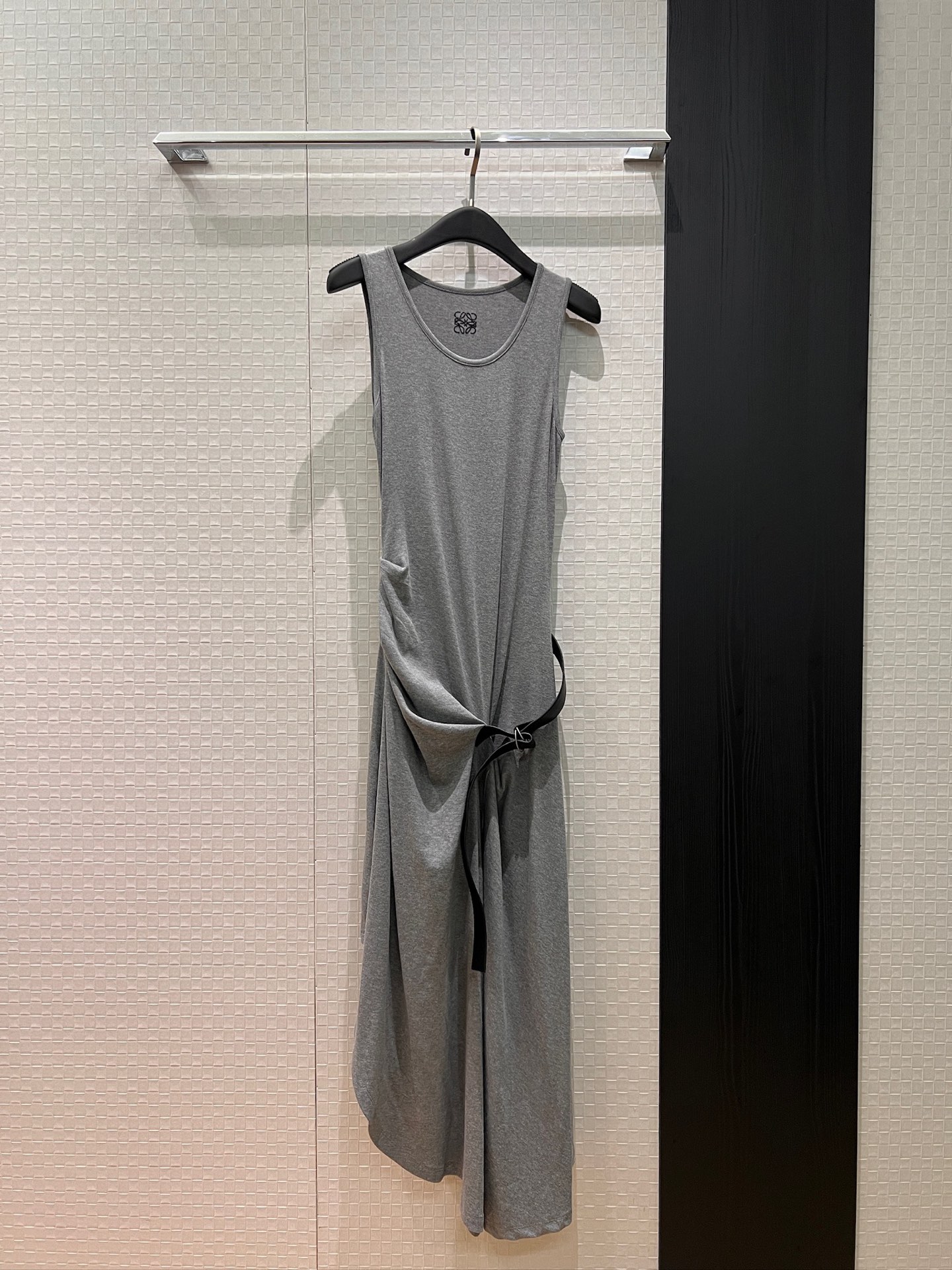 NO:748127,The new recommendation is loewe belt decoration, irregular pleated sleeveless vest dress, embroidered logo badge on the back of the dress, slim fit, elegant temperament, black and gray SML,,loewe,skirts,19860909新款推荐loewe系皮带装饰 不规则褶皱无袖背心裙 连衣裙背后刺绣logo徽章 修身显瘦 优雅气质黑色灰色 SML,,loewe,skirts,,Women's clothing