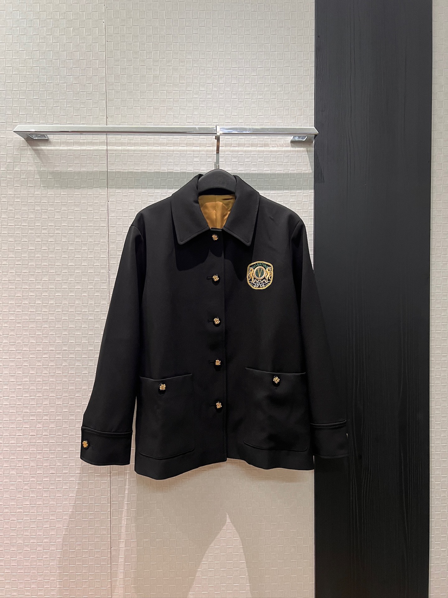 NO:749070,New Song Zuer's same style simple jacket with embroidered badges, loose and casual molded buttons, cool and versatile SML,,jackets & coats,19860909新款宋祖儿同款 刺绣徽章简约外套 宽松休闲开模扣子 酷飒百搭SML,,jackets & coats,,Women's clothing