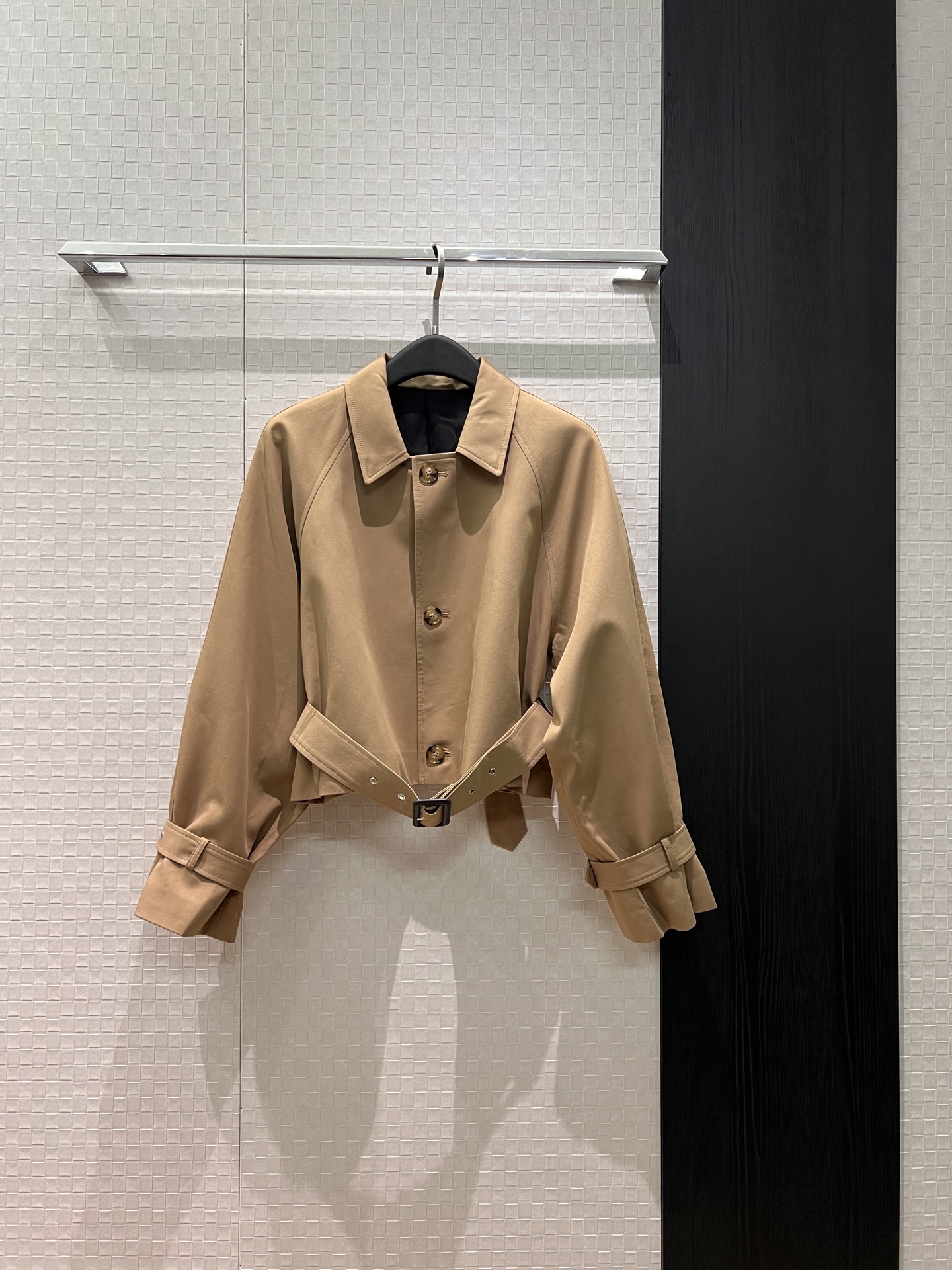 NO:749085,New arrival raglan sleeve design, sleeves decorated with belt, short jacket, loose and fashionable, casual and versatile, reducing age. SML,,jackets & coats,19860909新款来袭插肩袖设计 袖带装饰系腰带短款外套宽松时尚 气质休闲百搭减龄 SML,,jackets & coats,,Women's clothing