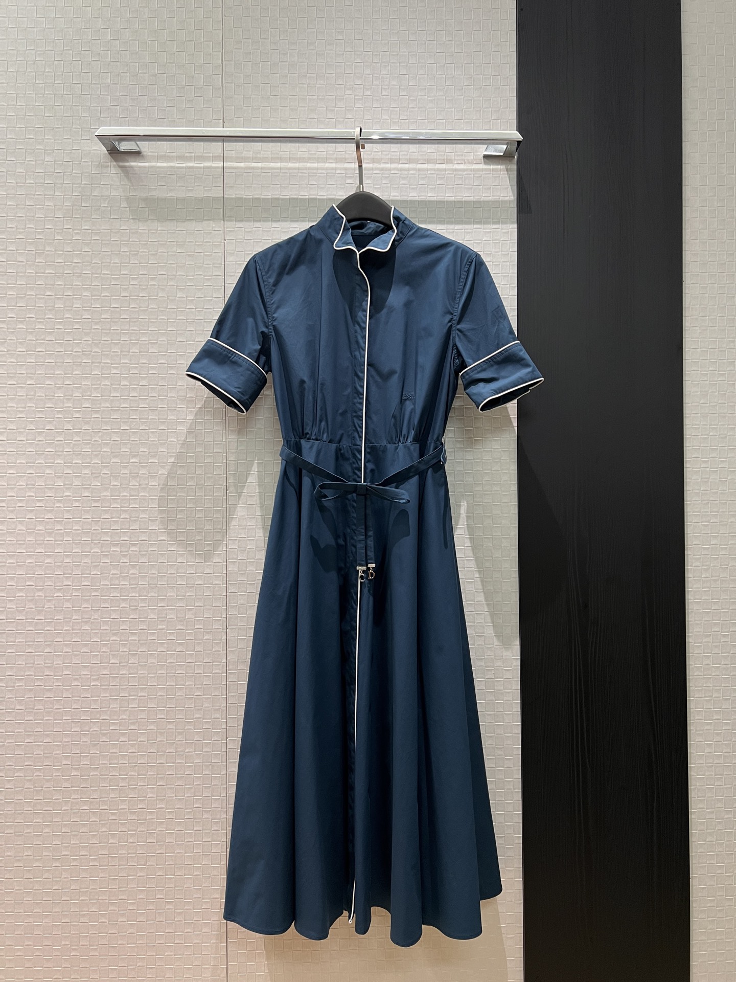 NO:749077,New model of stand-up collar, white edge, mid-sleeve dress, long skirt with CD bow belt decoration, pockets on both sides for commuting style, S-XL,,skirts,19860909新款立领白边中袖连衣裙 长裙系CD蝴蝶结腰带装饰 两侧有口袋气质通勤 S-XL,,skirts,,Women's clothing