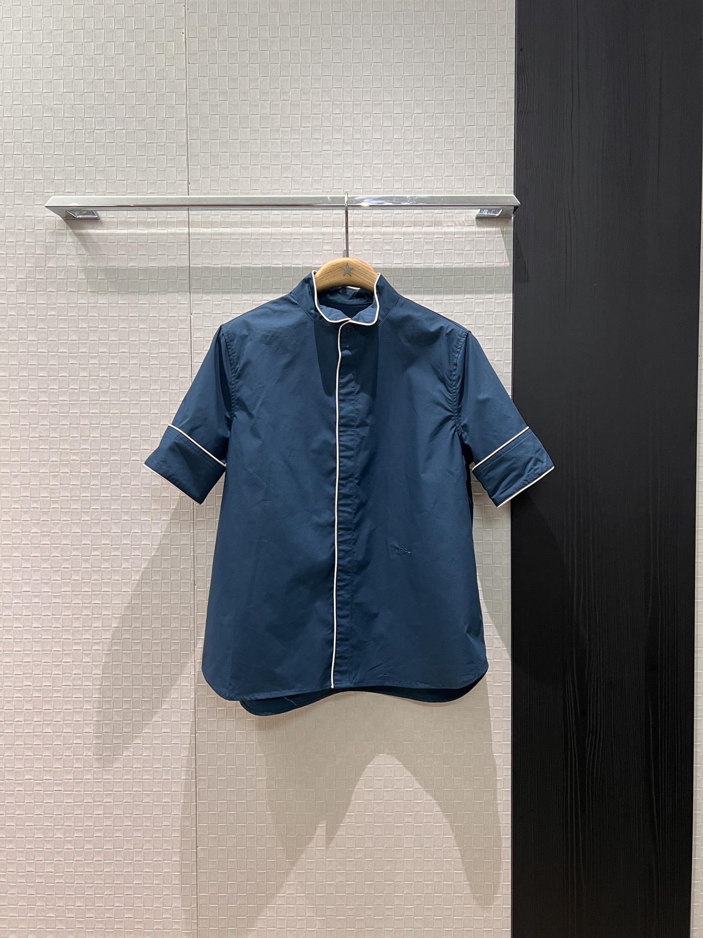 NO:749069,New style Kuang Lingling same style white edge small stand collar shirt embroidered logo letters simple and fashionable casual and versatile blue and white S-XL,,19860909新款邝玲玲同款 白色边小立领衬衣刺绣logo字母 简约时尚 休闲百搭蓝色白色 S-XL,,,Women's clothing
