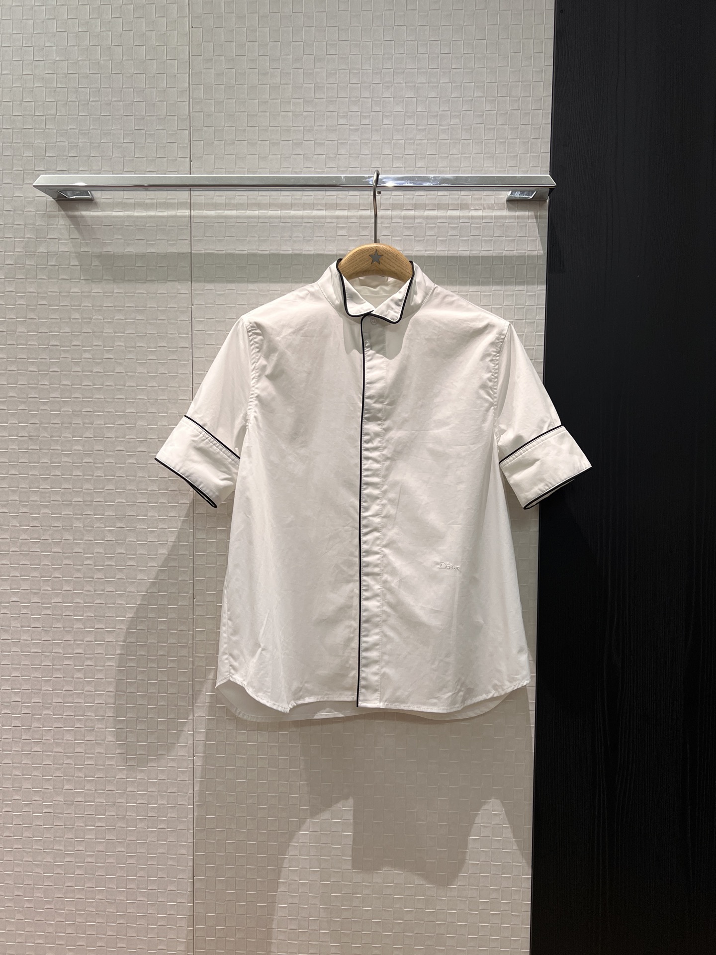NO:749061,New style Kuang Lingling same style white edge small stand collar shirt embroidered logo letters simple and fashionable casual and versatile blue and white S-XL,,19860909新款邝玲玲同款 白色边小立领衬衣刺绣logo字母 简约时尚 休闲百搭蓝色白色 S-XL,,,Women's clothing