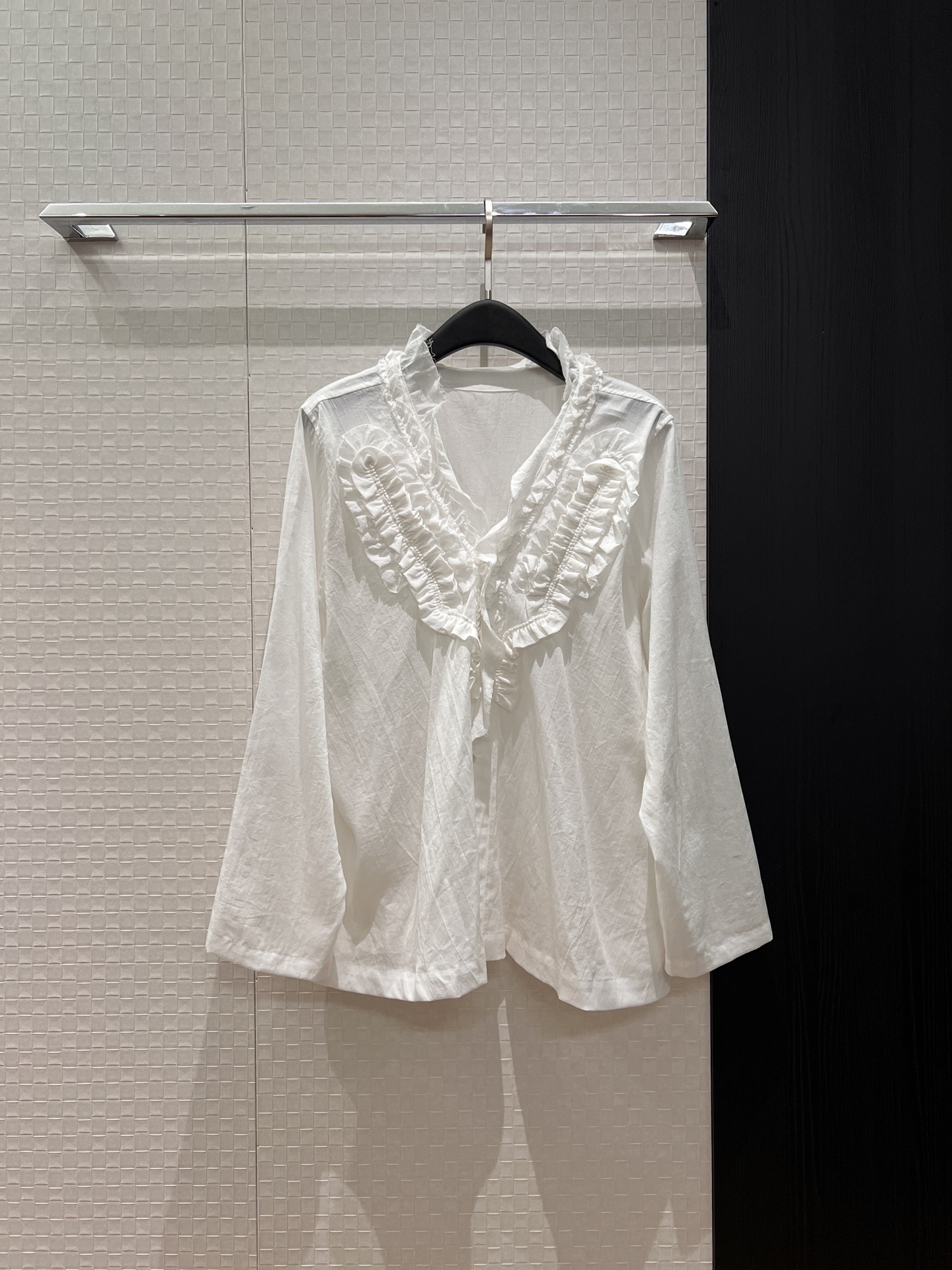 NO:749051,New style raw edge three-dimensional lace V-neck shirt, lazy holiday style, loose and casual, versatile for age reduction SML,,19860909新款毛边立体花边V领衬衣慵懒度假风 宽松休闲 减龄百搭SML,,,Women's clothing