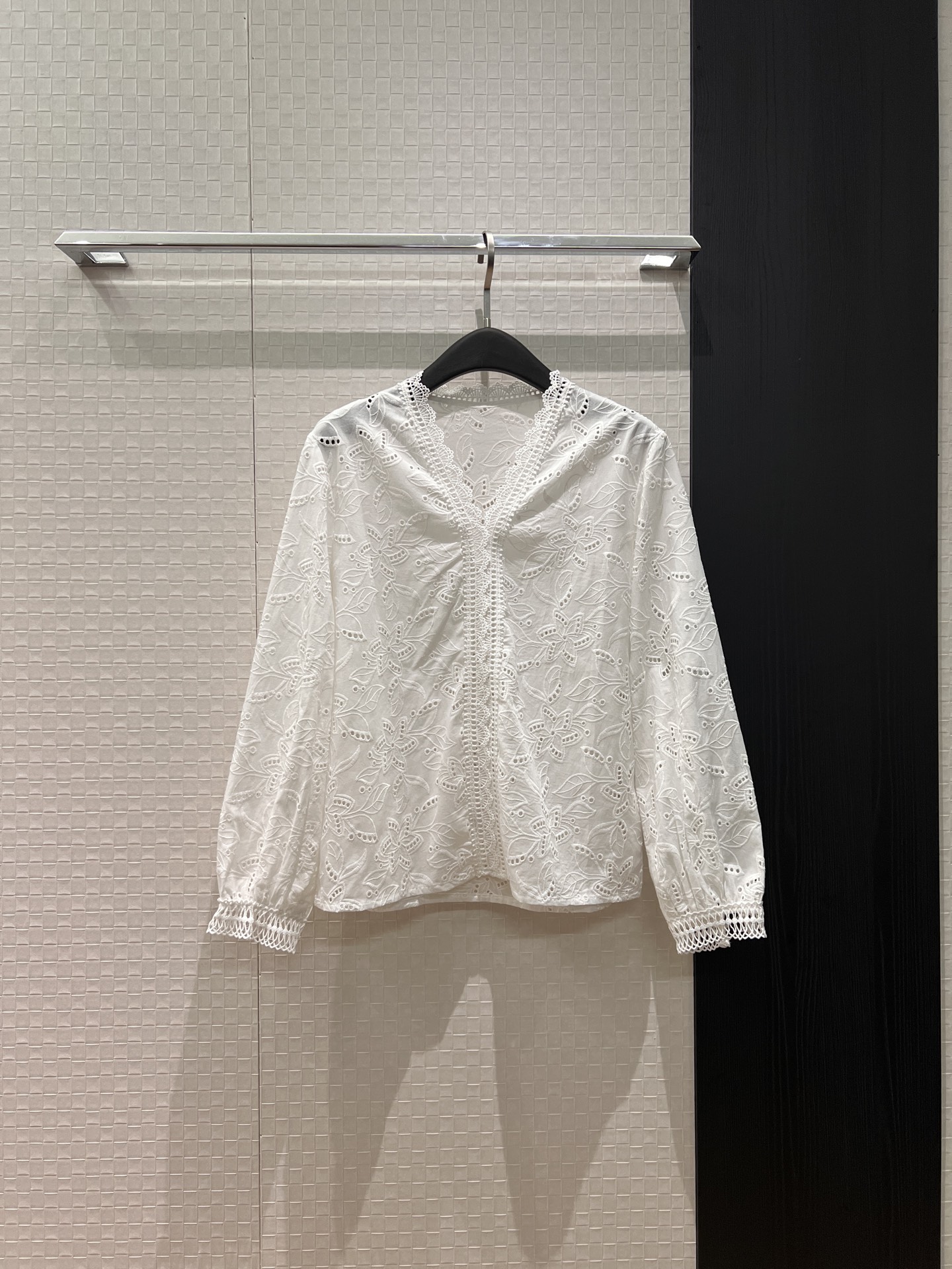 NO:749921,New embroidered hollow lace V-neck top for a lazy vacation, casual and age-reducing, versatile SML,,19860909新款刺绣镂空花边V领上衣慵懒度假 气质休闲减龄百搭 SML,,,Women's clothing