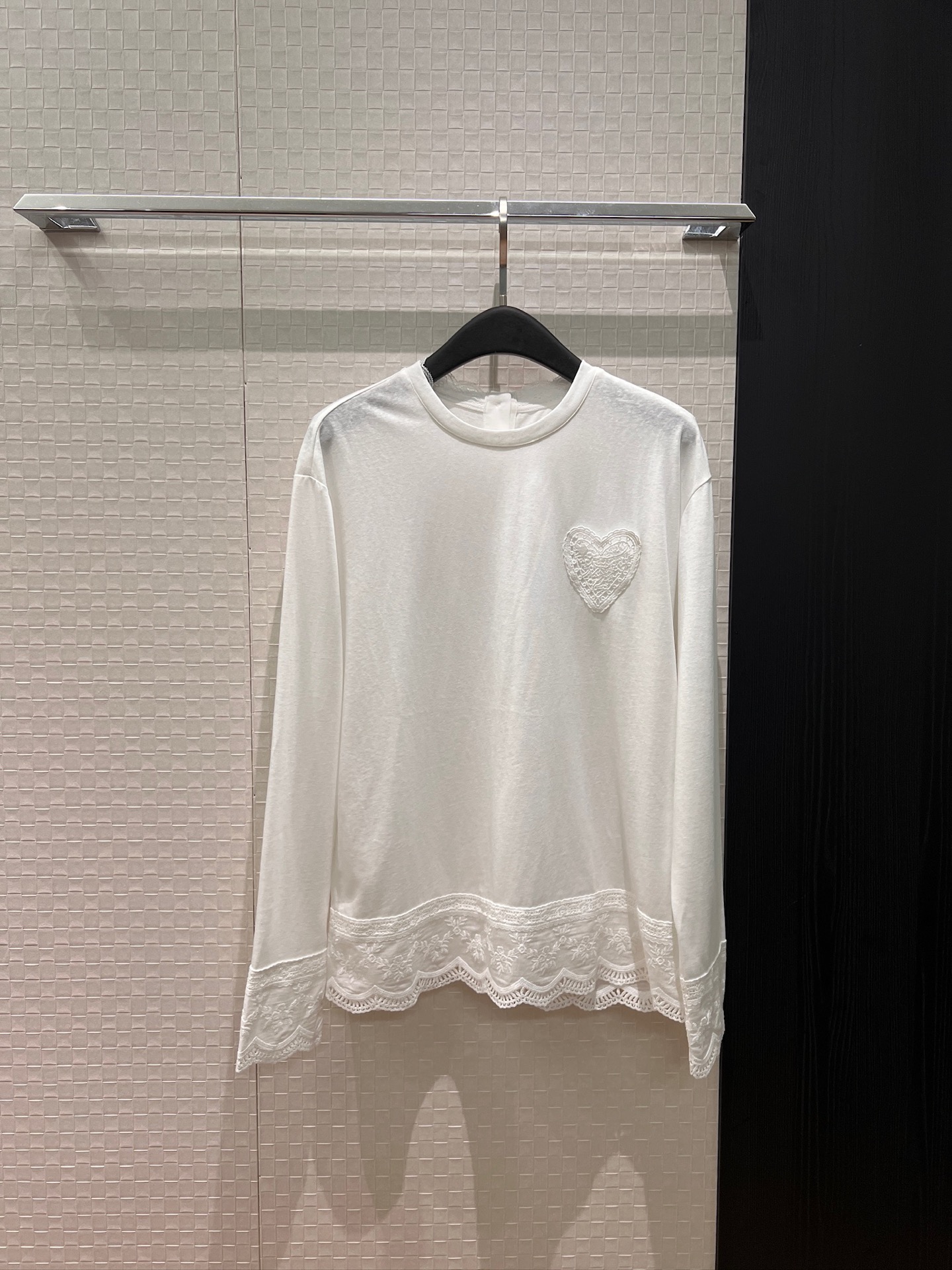 NO:749042,New crochet love heart decoration, spliced ​​embroidery lace white long-sleeved T-shirt, loose and casual bottoming shirt, versatile for age reduction, SML,,tees,t-shirt,19860909新款钩花爱心装饰 拼接刺绣花边白色长袖T恤 打底衫宽松休闲 减龄百搭 SML,,tees，t-shirt,,Women's clothing