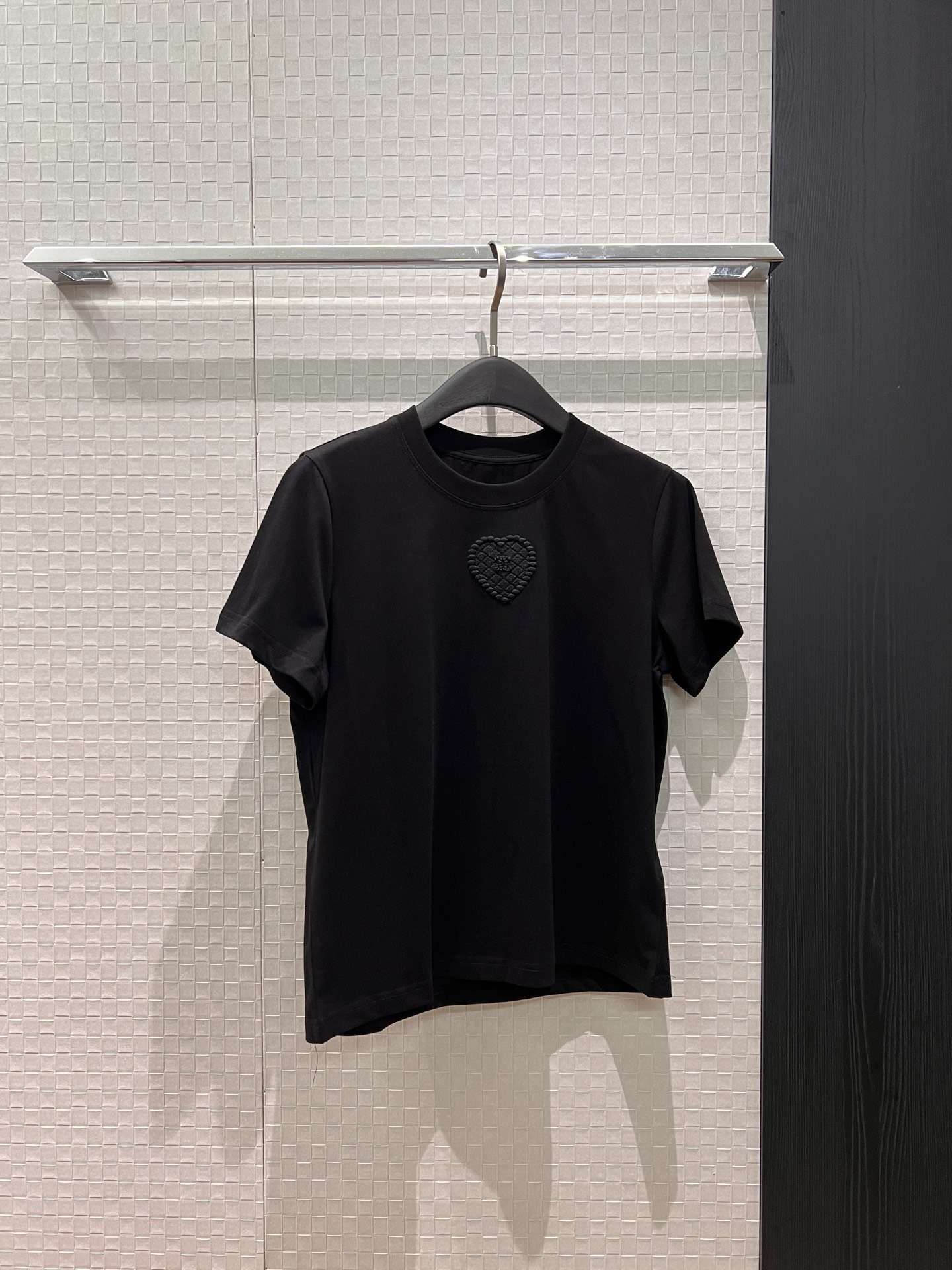 NO:749032,New three-dimensional love double C emblem T-shirt, front shoulder small version, slim and slim, black and white SML,,tees,t-shirt,19860909新款立体爱心双C徽章T恤 正肩小版型修身显瘦 黑色白色 SML,,tees，t-shirt,,Women's clothing