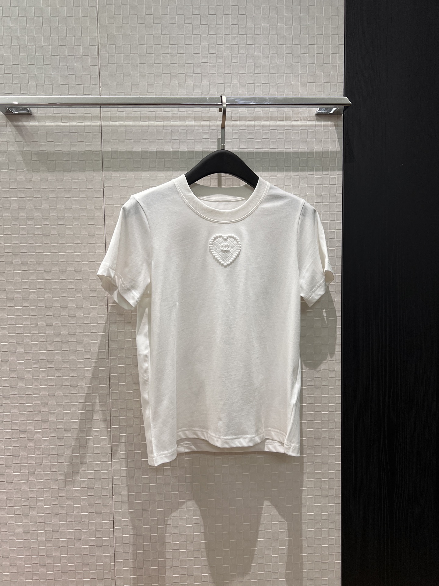 NO:749022,New three-dimensional love double C emblem T-shirt, front shoulder small version, slim and slim, black and white SML,,tees,t-shirt,19860909新款立体爱心双C徽章T恤 正肩小版型修身显瘦 黑色白色 SML,,tees，t-shirt,,Women's clothing