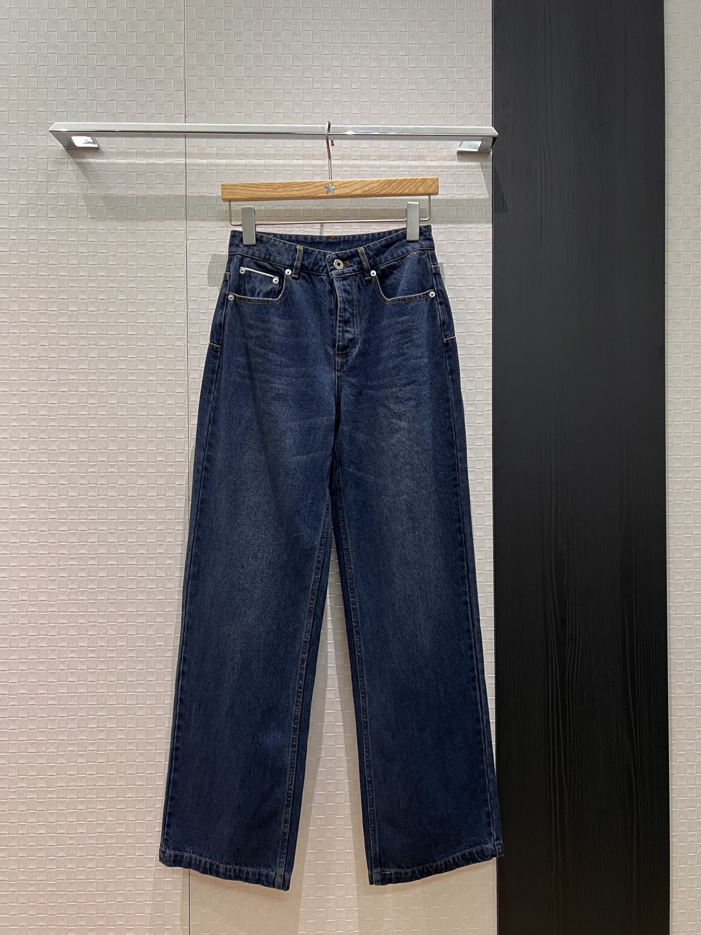 NO:749014,New style simple washed straight jeans with mold opening hardware, logo leather label decoration, slim fit, fashionable and versatile, dark blue, retro blue, S-XL,,jeans,19860909新款简约洗水直筒牛仔裤开模五金 Logo皮标装饰 修身显瘦 时尚百搭深蓝复古蓝 S-XL,,jeans,,Women's clothing