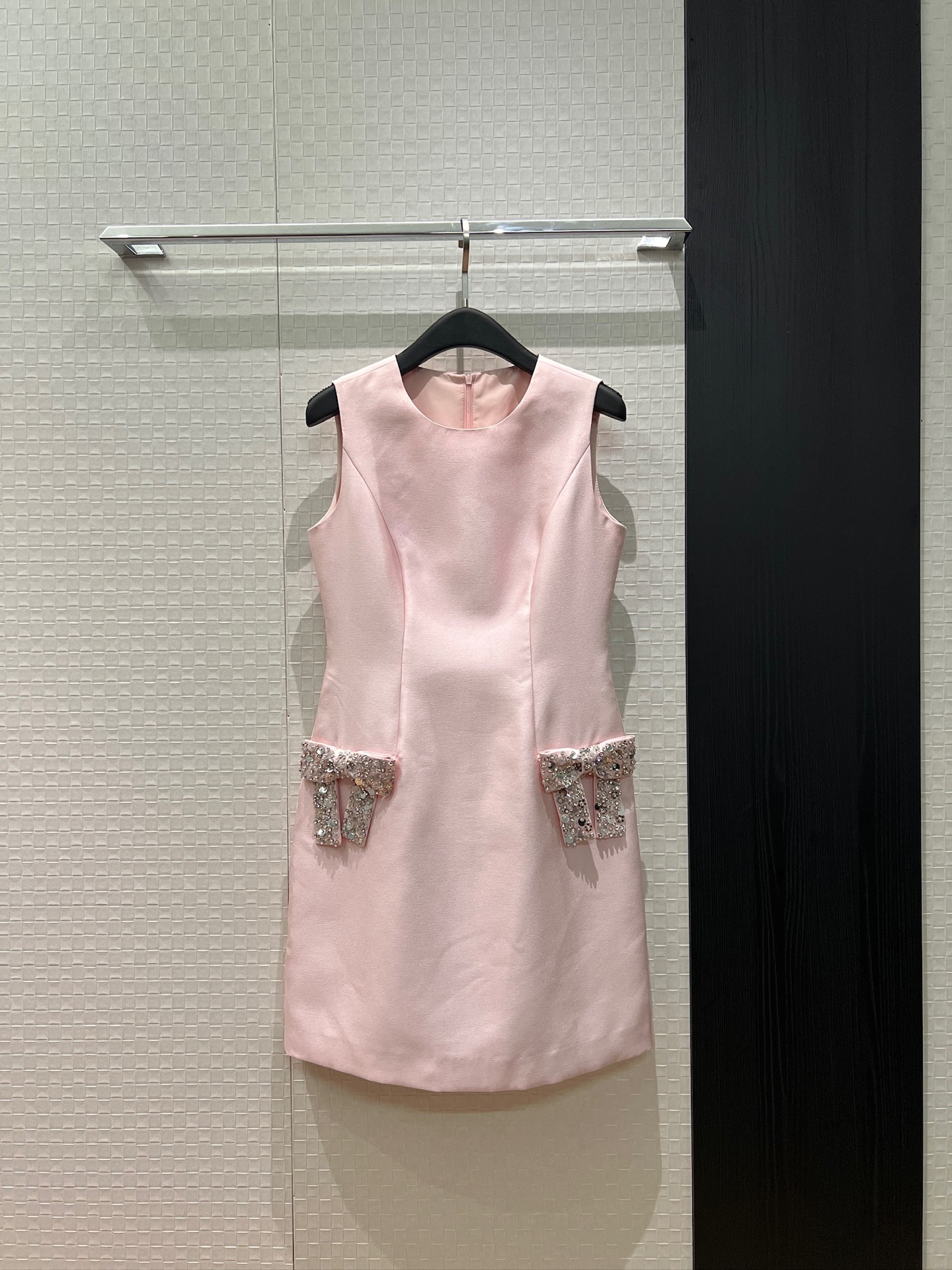 NO:749036,The new style of Zhao Lusi, heavy-duty studded diamond bead bow decoration, sleeveless vest dress, three-dimensional tailoring, slimming and slimming, sweet and age-reducing, black, pink and white, S-XL,,skirts,19860909新款赵露思同款 重工钉钻珠蝴蝶结装饰 无袖背心连衣裙立体剪裁 修身显瘦 甜美减龄黑色粉色白色 S-XL,,skirts,,Women's clothing