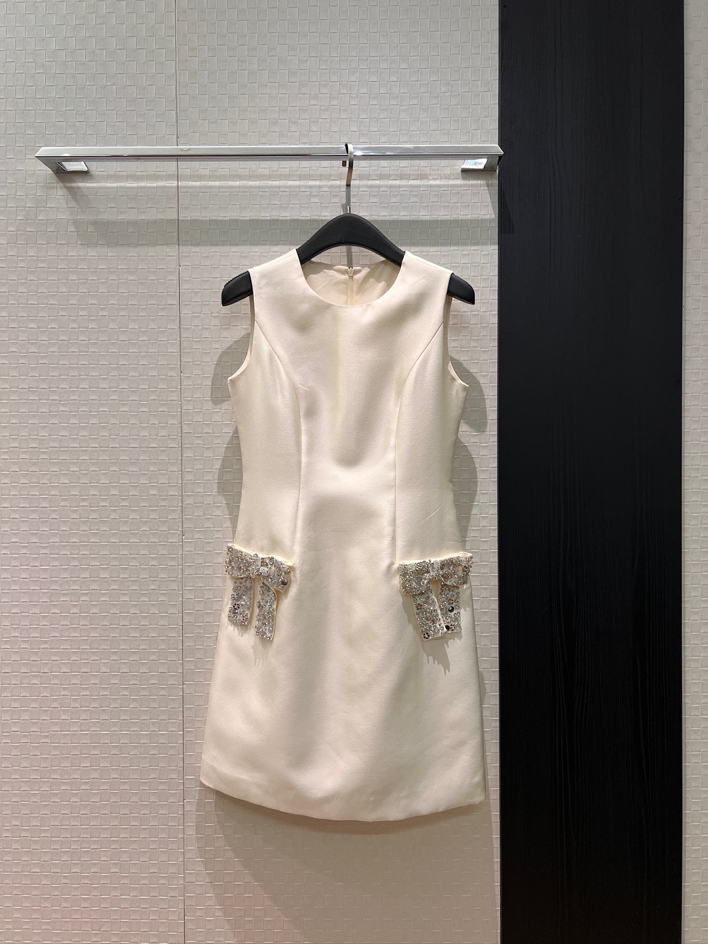 NO:749026,The new style of Zhao Lusi, heavy-duty studded diamond bead bow decoration, sleeveless vest dress, three-dimensional tailoring, slimming and slimming, sweet and age-reducing, black, pink and white, S-XL,,skirts,19860909新款赵露思同款 重工钉钻珠蝴蝶结装饰 无袖背心连衣裙立体剪裁 修身显瘦 甜美减龄黑色粉色白色 S-XL,,skirts,,Women's clothing