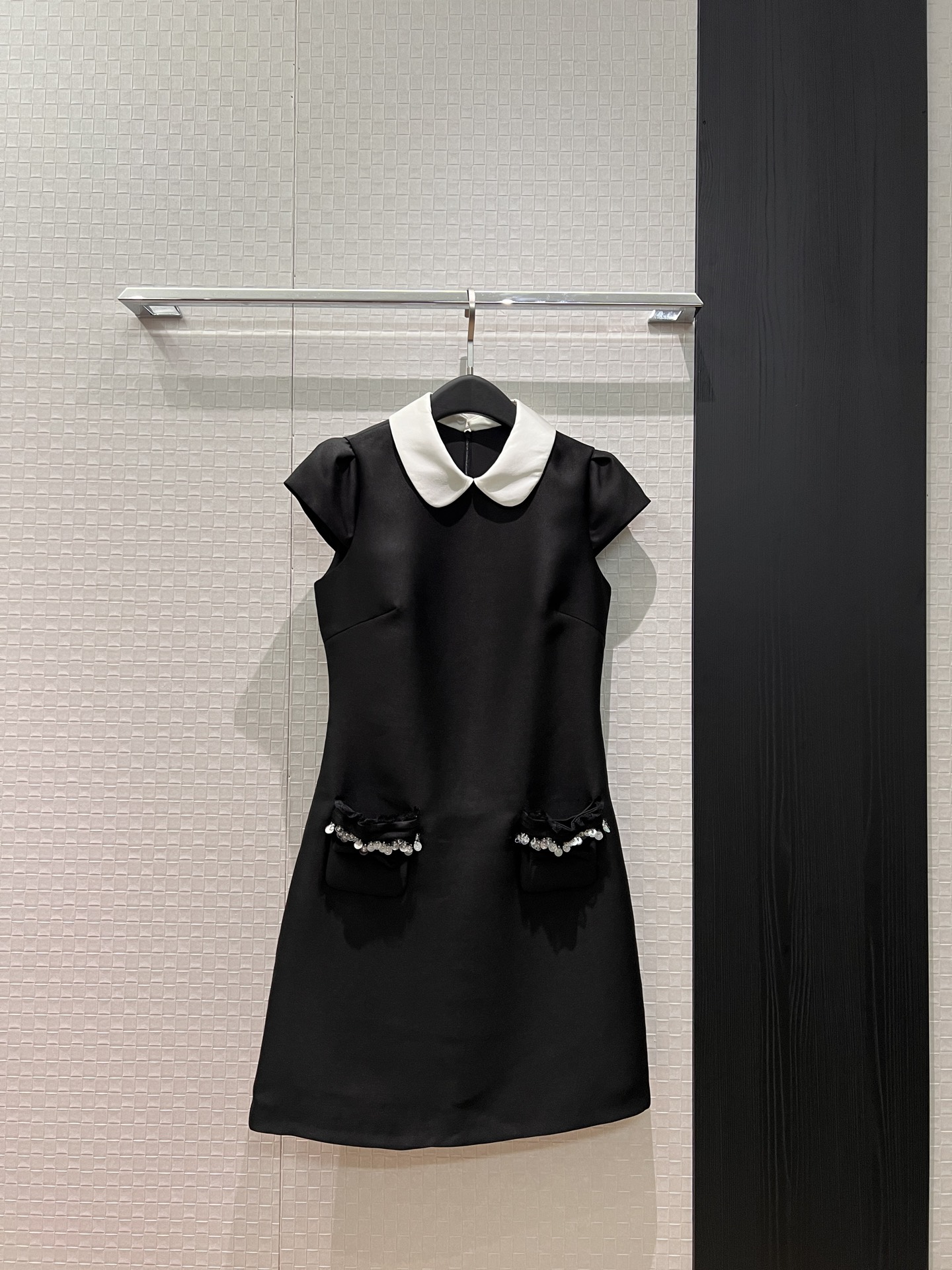NO:749962,New color-blocked doll collar sleeveless dress with hand beading and bow pockets. Slim and slim. Sweet and age-reducing. Black and white. S-XL,,skirts,19860909新款拼色娃娃领包袖连衣裙手工钉珠装饰蝴蝶结口袋 修身显瘦 甜美减龄黑色白色 S-XL,,skirts,,Women's clothing