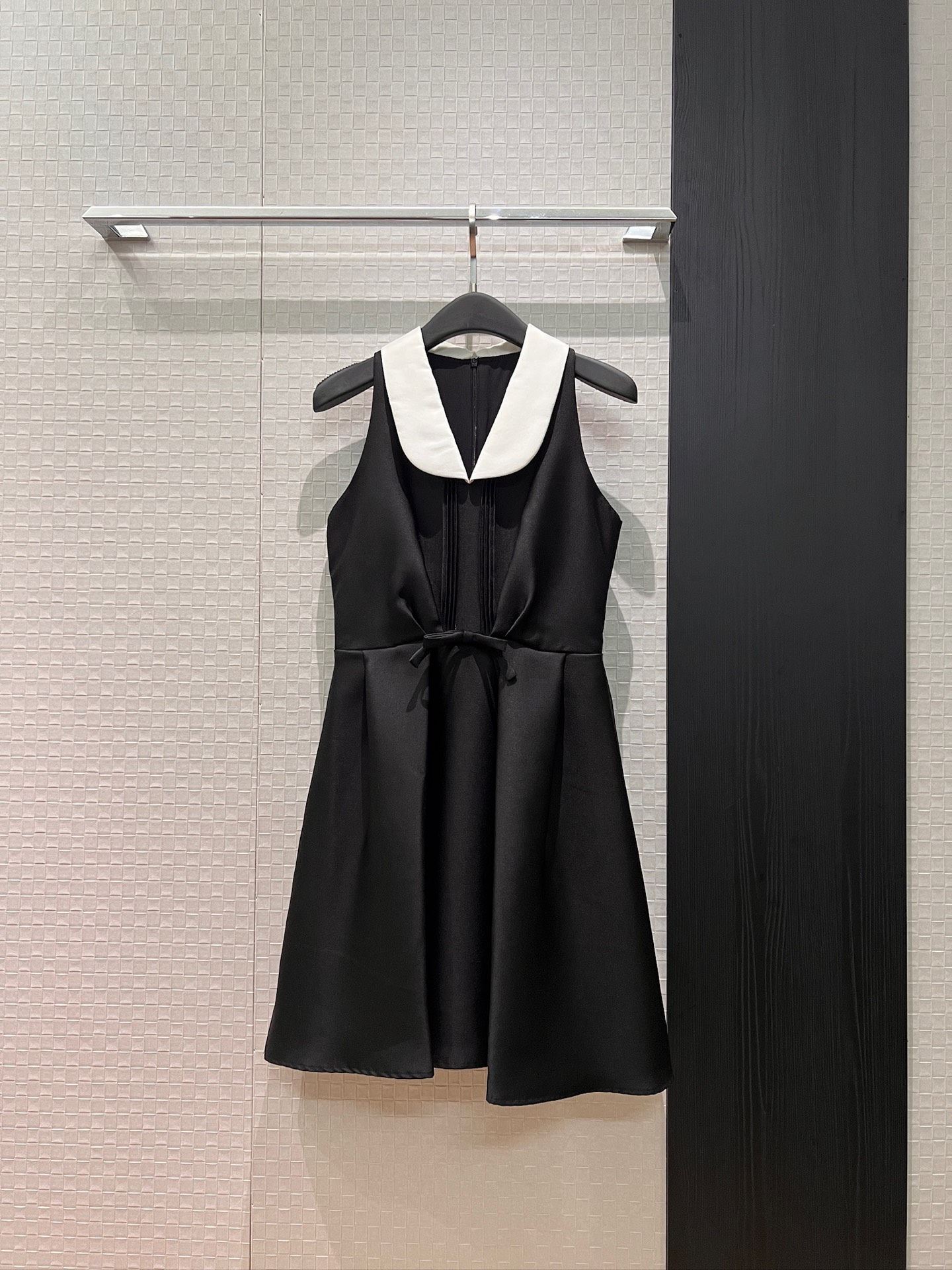 NO:749953,New celebrity style, color block collar, sleeveless halter skirt, vest dress, striped pleats, bow waist decoration, elegant and age-reducing, black and white, S-XL,,skirts,19860909新款明星同款 拼色领无袖挂脖裙背心连衣裙打条收褶蝴蝶结收腰装饰 气质减龄黑色白色 S-XL,,skirts,,Women's clothing