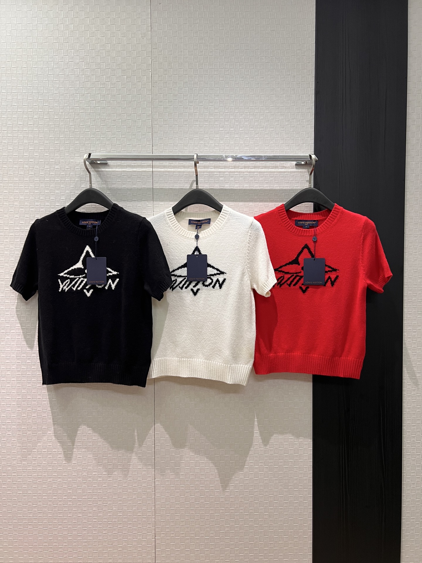 NO:749949,New jacquard logo simple round neck knitted short-sleeved top, fashionable and casual, versatile for commuting, black, white and red SML,,T-shirt,19860909新款提花logo简约圆领针织短袖上衣时尚休闲 通勤百搭黑白红 SML,,T-shirt,,Women's clothing