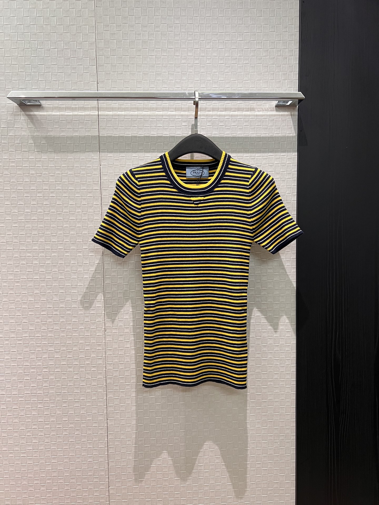 NO:749930,New spring and summer three-dimensional triangle badge on the neckline, color-blocked striped round neck short-sleeved knitted top, elastic and slim fit, versatile slimming SML,, T-shirt,19860909新款春夏领口立体三角徽章 拼色条纹圆领短袖针织上衣弹力修身 百搭显瘦SML,,T-shirt,,Women's clothing