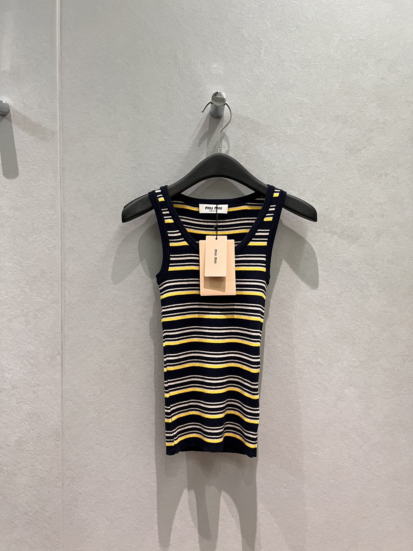 NO:749948,New spring and summer miu letter logo on the neckline, color block striped knitted vest top, elastic and slim fit, versatile and slimming SML,,miumiu,19860909新款春夏领口miu字母徽标 拼色条纹针织背心上衣弹力修身 百搭显瘦SML,,miumiu,,Women's clothing