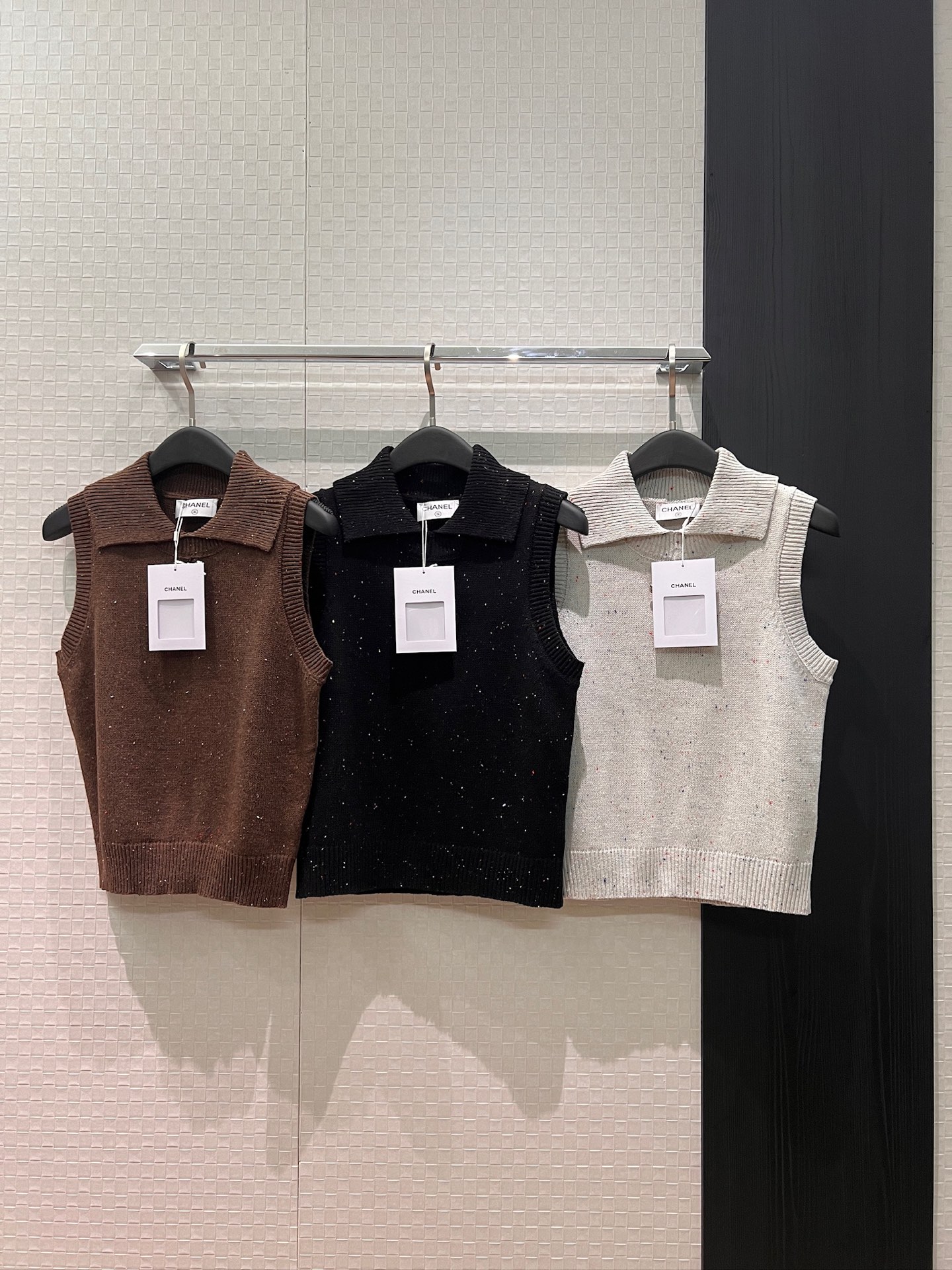 NO:749942,New double C rhinestone bow decoration, lapel floral knitted vest top, college style, fashionable and age-reducing, versatile temperament, black, coffee and white SML,,19860909新款双C水钻蝴蝶结装饰 翻领花纱针织背心上衣学院风 时尚减龄 气质百搭黑色咖色白色 SML,,,Women's clothing