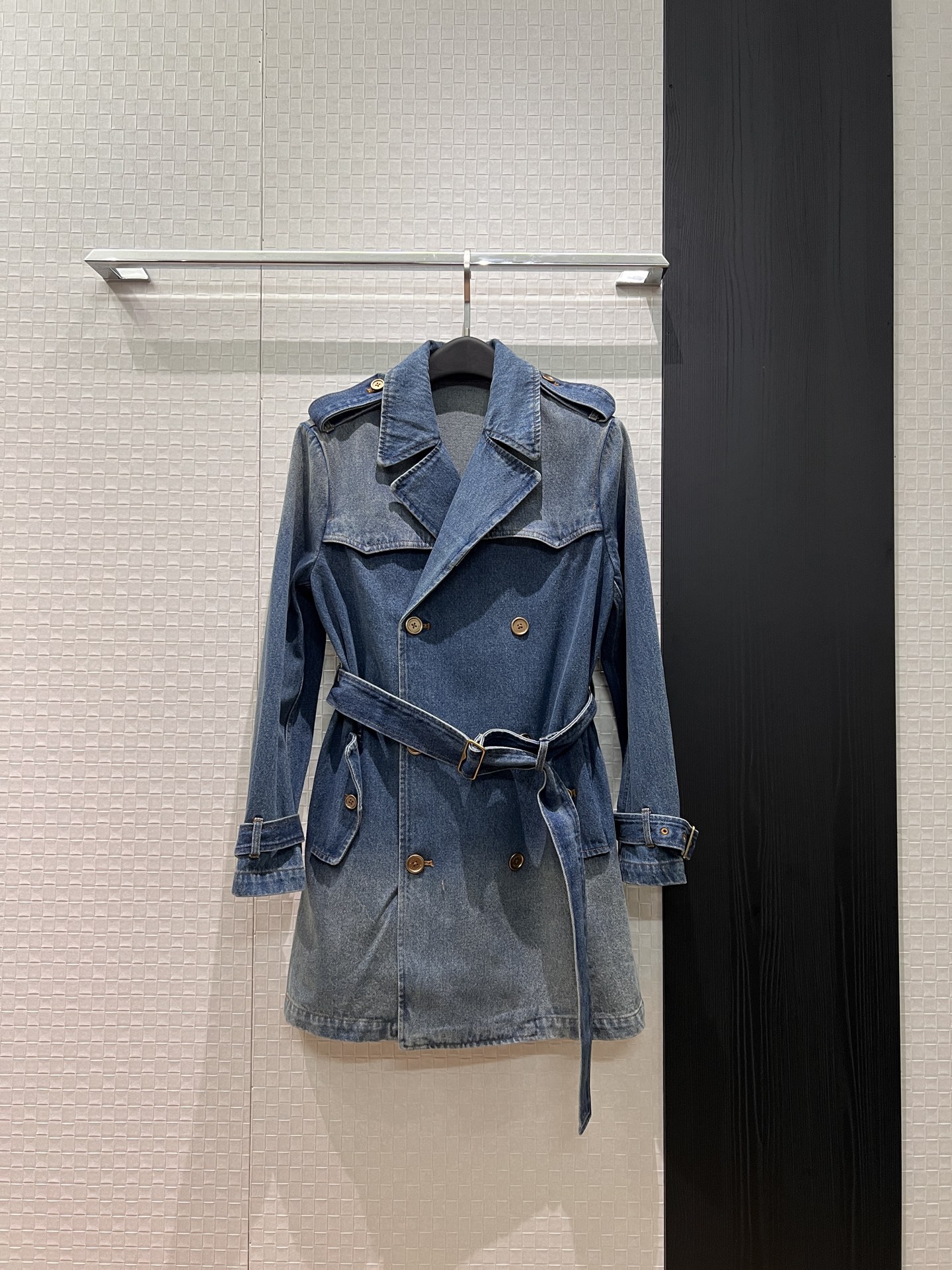 NO:749936,The new gradient washed epaulette denim windbreaker jacket, double-breasted design, mid-length, belted to slim the waist, heavy-duty fashionable molded hardware accessories, full aura, casual and versatile SML,,jackets & coats,19860909新款来袭渐变洗水肩章牛仔风衣外套 双排扣设计中长款 系腰带收腰显瘦 重工时髦开模五金配件 气场全开 休闲百搭 SML,,jackets & coats,,Women's clothing
