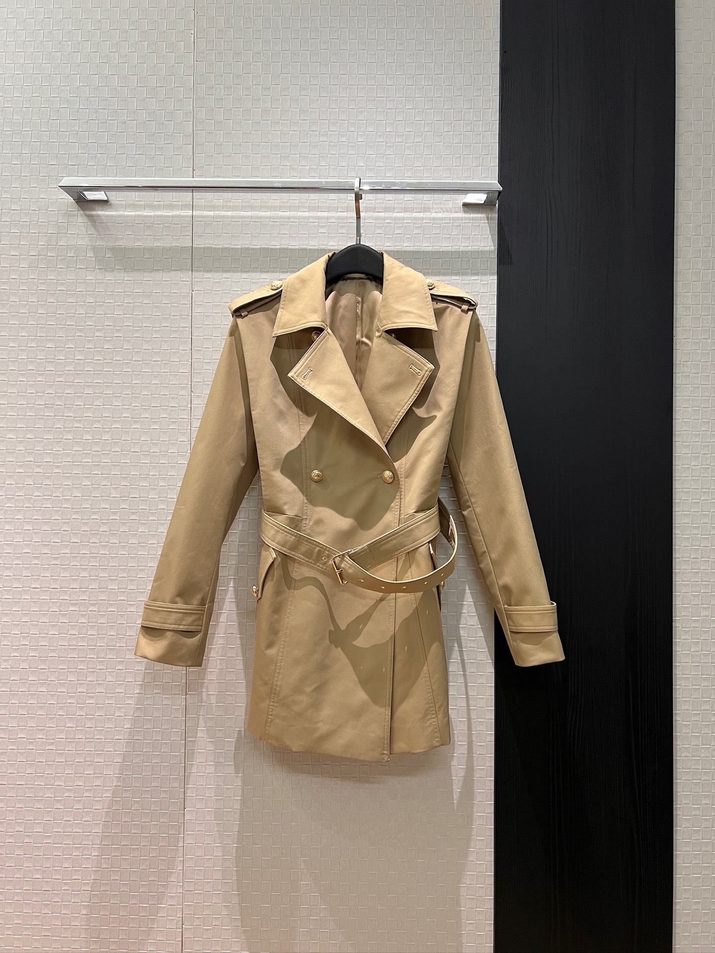 NO:749929,New arrival, double-breasted mid-length windbreaker with gold buttons. Epaulette sleeves are decorated with a belt to slim down the waist. Handsome and slim. Fashionable commuter SML,,jackets & coats,19860909新款来袭双排金扣中长款风衣外套 肩章袖带装饰系腰带收腰显瘦 帅气十足 气质修身 时尚通勤SML,,jackets & coats,,Women's clothing