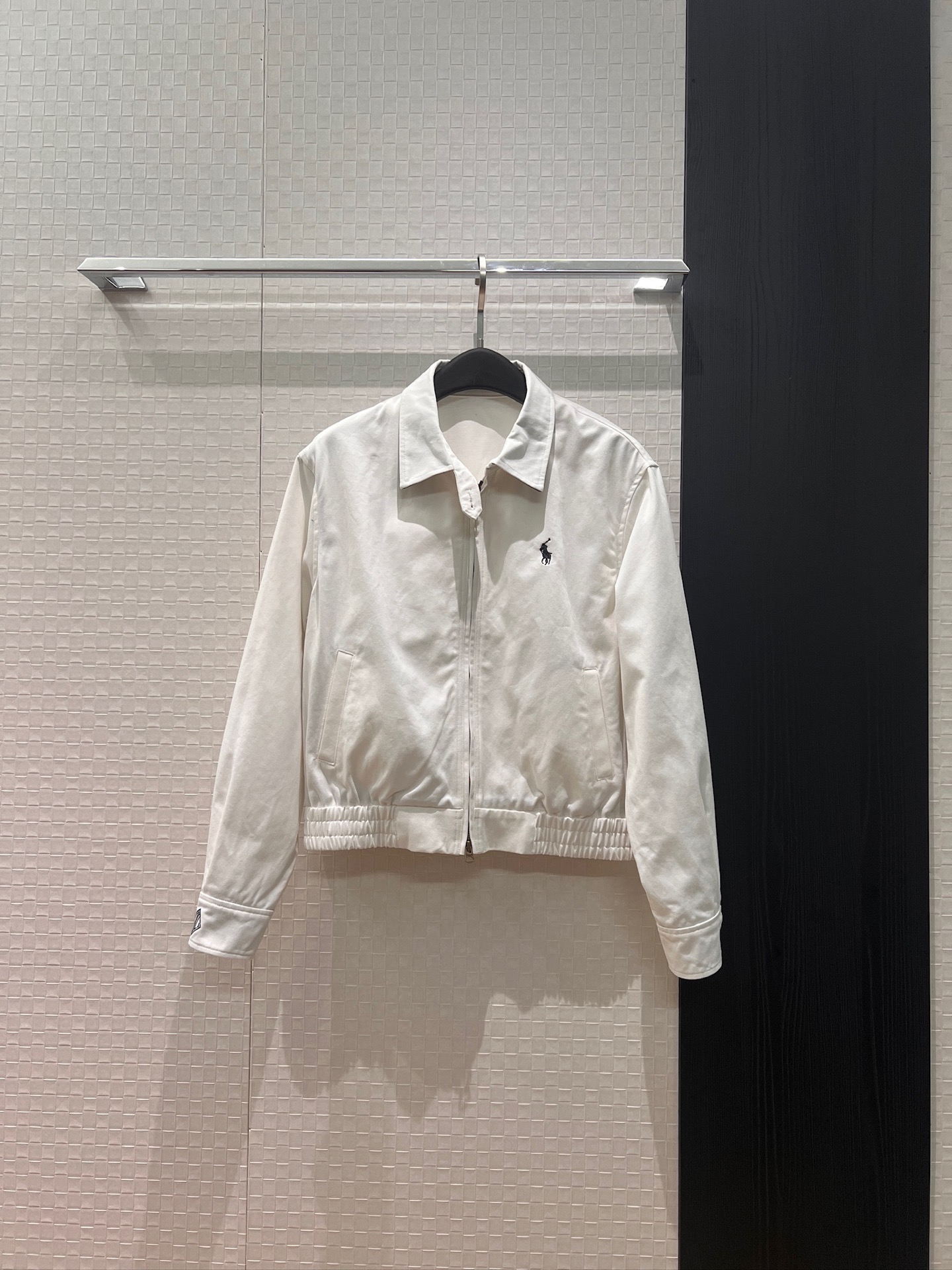 NO:749932,New retro embroidered pony logo zipper short jacket Veteran cadre jacket collar and cuffs spliced ​​printing Hem waist embroidered logo letters on cuffs loose and casual Age-reducing and versatile Navy blue and white SML,,jackets & coats,jackets & coats,19860909新款复古刺绣小马徽标拉链短款外套 老干部夹克领口袖口拼接印花 下摆收腰 袖口刺绣logo字母宽松休闲 减龄百搭 藏青白色 SML,,jackets & coats,jackets & coats,,Women's clothing