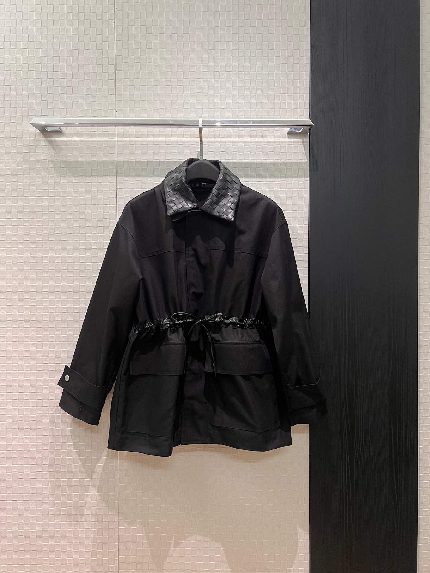 NO:749928,New BV woven leather collar, drawstring waist design, loose jacket, detachable leather collar, two-wear design, waist splicing, leather cord waist, handsome and casual, fashionable and age-reducing, white and black SML,,bottega veneta,jackets & coats,19860909新款BV编织皮领抽绳收腰设计宽松外套 皮领可拆卸 两穿设计腰部拼接皮绳收腰 帅气休闲 时尚减龄白色黑色 SML,,bottega veneta,jackets & coats,,Women's clothing