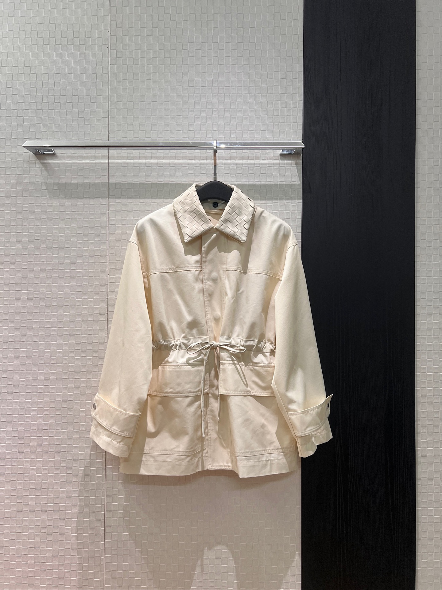 NO:749920,New BV woven leather collar, drawstring waist design, loose jacket, detachable leather collar, two-wear design, waist splicing, leather cord waist, handsome and casual, fashionable and age-reducing, white and black SML,,bottega veneta,jackets & coats,19860909新款BV编织皮领抽绳收腰设计宽松外套 皮领可拆卸 两穿设计腰部拼接皮绳收腰 帅气休闲 时尚减龄白色黑色 SML,,bottega veneta,jackets & coats,,Women's clothing