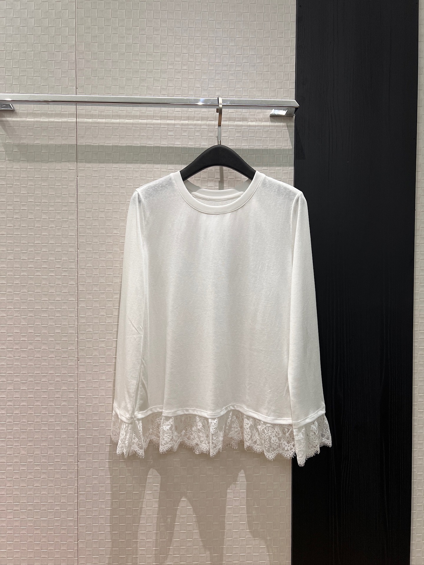 NO:749950,New style white top with lace decoration, long sleeves, round neck, simple and casual, a must-have for age reduction SML,,19860909新款拼蕾丝装饰小白上衣 长袖圆领简单休闲 减龄必备SML,,,Women's clothing