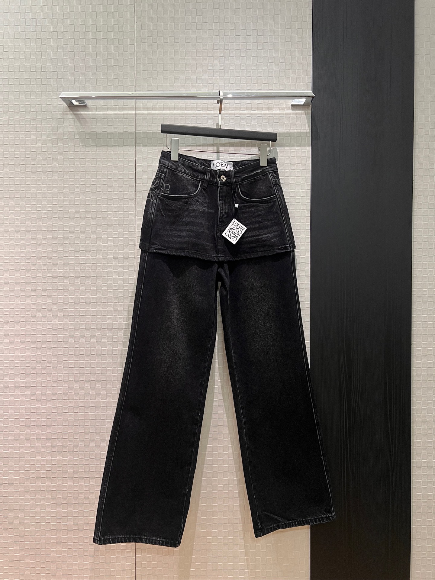 NO:749901,New loewe fake two-piece design spliced ​​straight jeans with positioning print and wash, casual and versatile, fashionable and age-reducing, black blue SML,,loewe,jeans,19860909新款loewe假两件设计拼接直筒牛仔裤定位印花洗水 休闲百搭时尚减龄 黑色蓝色 SML,,loewe,jeans,,Women's clothing