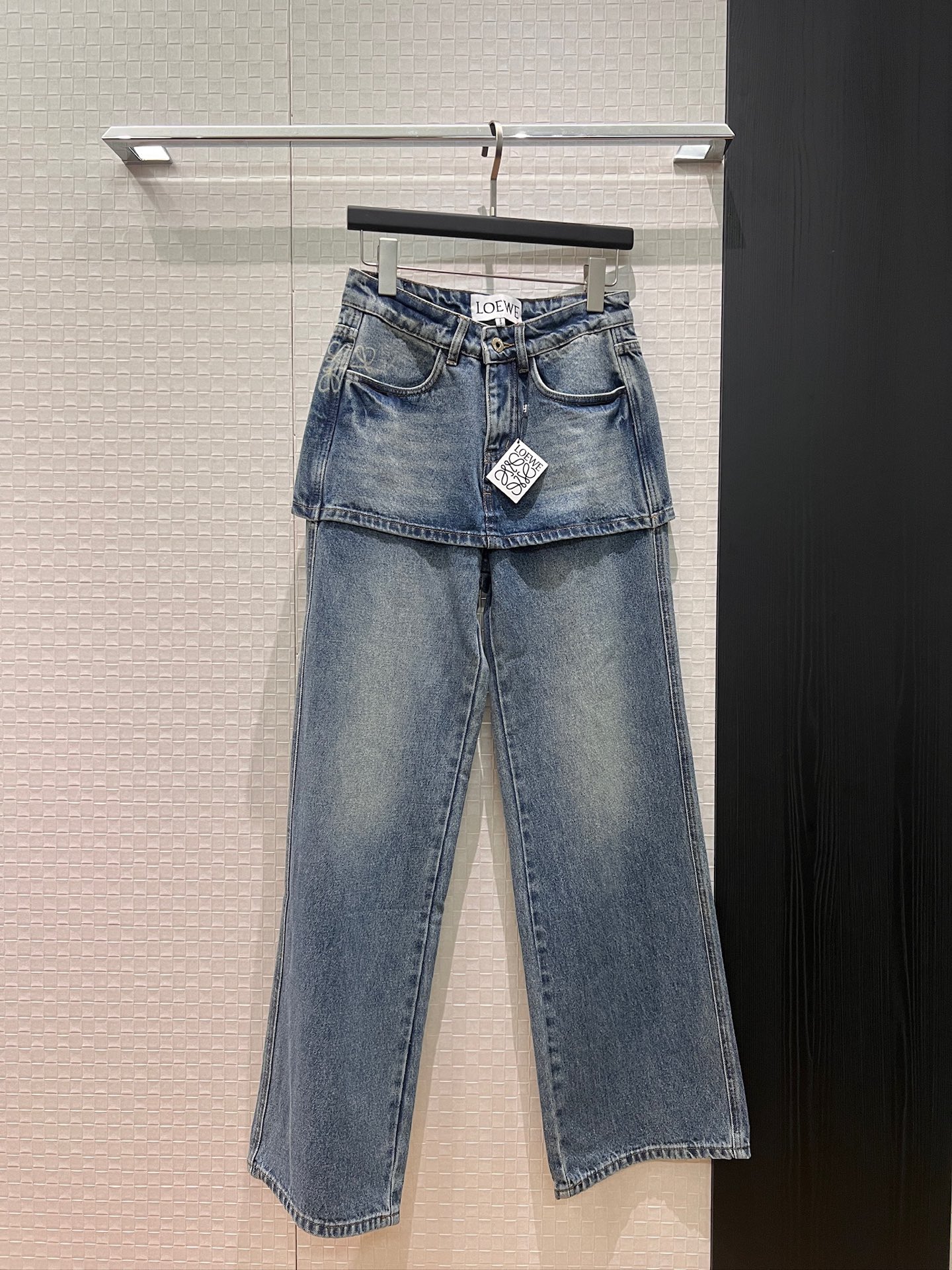 NO:749895,New loewe fake two-piece design spliced ​​straight jeans with positioning print and wash, casual and versatile, fashionable and age-reducing, black blue SML,,loewe,jeans,19860909新款loewe假两件设计拼接直筒牛仔裤定位印花洗水 休闲百搭时尚减龄 黑色蓝色 SML,,loewe,jeans,,Women's clothing