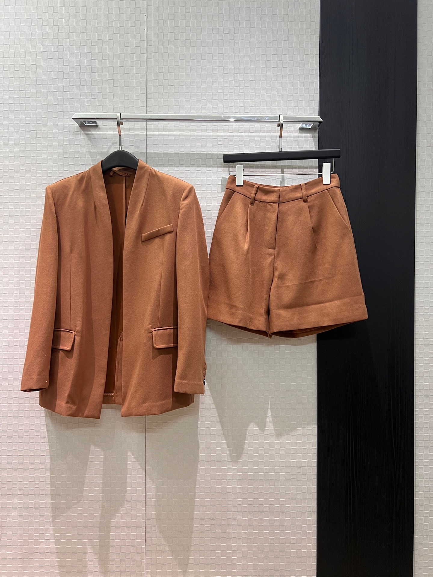NO:750785,Jacket, shorts, BC new series, V-neck collarless blazer, suit shorts, linen blend, match with the same vest or slit long skirt, smart and neat SML,,skirts,shorts,jackets & coats,business suit,19860909外套 短裤BC新款系列款 V领无领西装外套西装短裤 亚麻混纺 搭同款马甲 或开叉长裙干练利落 SML,,skirts,shorts,jackets & coats,business suit,,Women's clothing