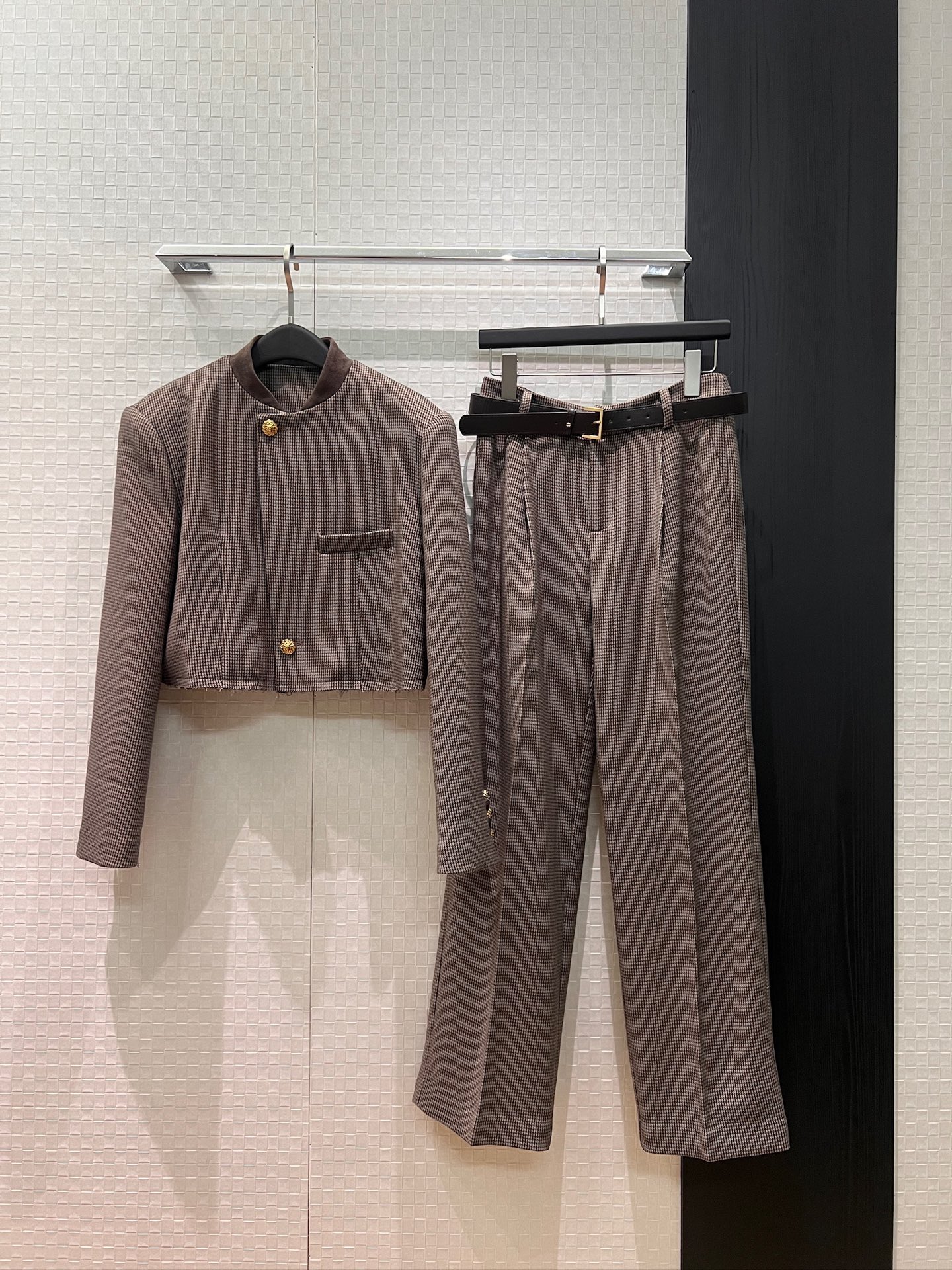 NO:750767,Coat and trousers new style houndstooth suede small stand-up collar short coat belt houndstooth straight trousers raw edge hem asymmetric placket double C stripe lining,, jackets & coats, chamois leather,19860909外套裤子新款千鸟格麂皮绒小立领短款外套腰带千鸟格直筒西裤 毛边下摆 不对称开襟 双C条纹内衬,,jackets & coats,chamois leather,,Women's clothing