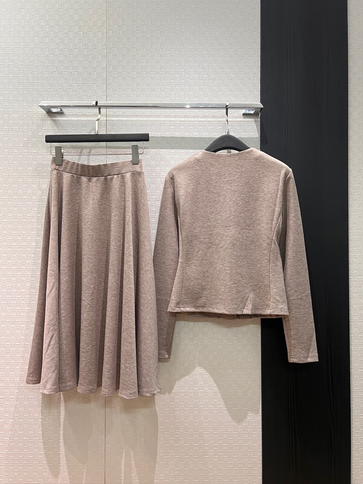 NO:750790,Lp's new minimalist front and back two-wear suit. Three-dimensional tailoring waist design jacket with elastic waist and wide skirt. Temperament commuting oatmeal color black SML,,loro piana,skirts,jackets & coats,19860909Lp新款极简前后两穿套装 立体剪裁收腰设计外套松紧腰大摆半裙 气质通勤燕麦色黑色 SML,,loro piana,skirts,jackets & coats,,Women's clothing