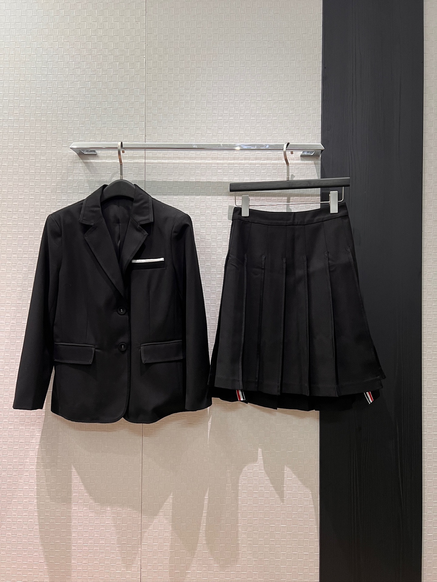 NO:750760,The new style of jacket and skirt is coming. TB webbing hemmed suit jacket. Same style pleated skirt, short in front and long in back. Classic red, white and blue striped webbing decoration. SML,,skirts,jackets & coats,business suit,19860909外套半裙新款来袭TB织带包边西装外套同款百褶半裙前短后长 经典红白蓝条纹织带装饰 SML,,skirts,jackets & coats,business suit,,Women's clothing