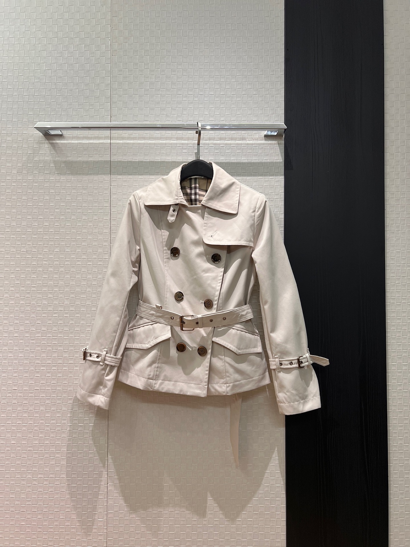 NO:750749,New double-breasted epaulette windbreaker jacket with lace-up neckline, epaulette sleeves decorated with classic plaid lining, belt to slim the waist, handsome and slim, fashionable commuter SML,,jackets & coats,19860909新款双排扣肩章风衣外套 领口系带设计 肩章袖带装饰经典格纹内衬 系腰带收腰显瘦 帅气十足 气质修身 时尚通勤SML,,jackets & coats,,Women's clothing