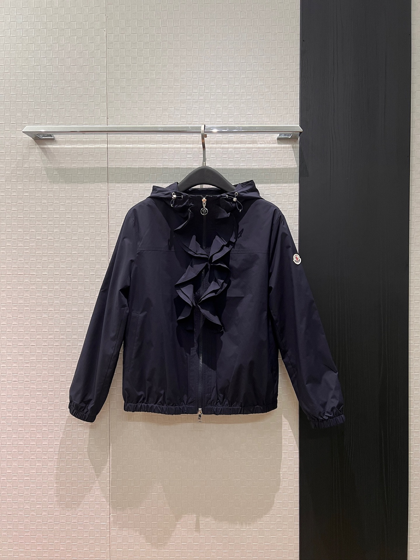 NO:750778,Mengkou's new three-dimensional ruffled hooded windbreaker jacket. Classic logo armband decoration at the hem. Elastic waist design. Elastic cuffs. Hardware accessories are loosely molded and casual. Dark blue, grass green and apricot color. S-XL,,Moncler,jackets & coats,hats,19860909蒙口新款冲冲立体荷叶边连帽风衣外套 经典logo袖标装饰下摆松紧收腰设计 袖口松紧 五金配件开模宽松休闲 深蓝草绿杏色 S-XL,,Moncler,jackets & coats,hats,,Women's clothing