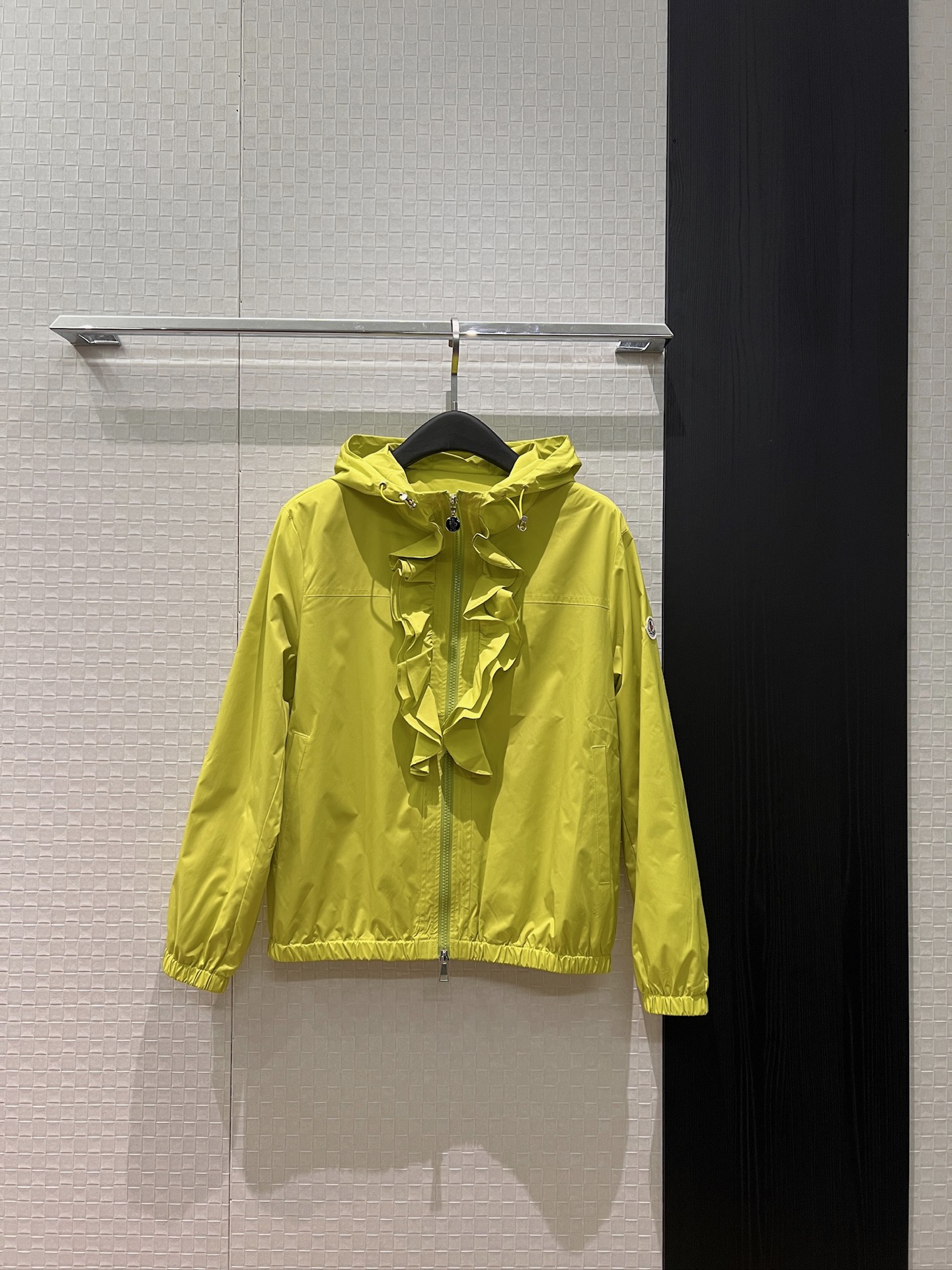 NO:750766,Mengkou's new three-dimensional ruffled hooded windbreaker jacket. Classic logo armband decoration at the hem. Elastic waist design. Elastic cuffs. Hardware accessories are loosely molded and casual. Dark blue, grass green and apricot color. S-XL,,Moncler,jackets & coats,hats,19860909蒙口新款冲冲立体荷叶边连帽风衣外套 经典logo袖标装饰下摆松紧收腰设计 袖口松紧 五金配件开模宽松休闲 深蓝草绿杏色 S-XL,,Moncler,jackets & coats,hats,,Women's clothing