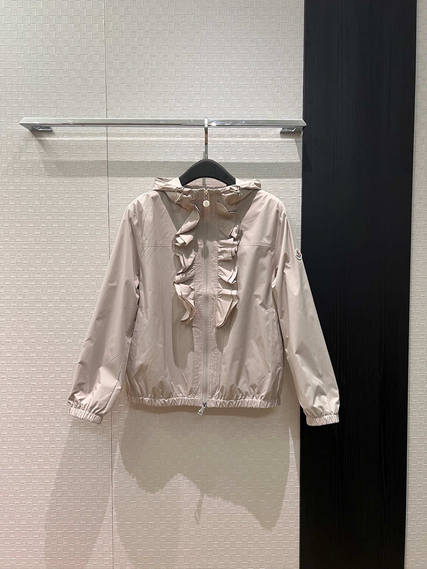 NO:750759,Mengkou's new three-dimensional ruffled hooded windbreaker jacket. Classic logo armband decoration at the hem. Elastic waist design. Elastic cuffs. Hardware accessories are loosely molded and casual. Dark blue, grass green and apricot color. S-XL,,Moncler,jackets & coats,hats,19860909蒙口新款冲冲立体荷叶边连帽风衣外套 经典logo袖标装饰下摆松紧收腰设计 袖口松紧 五金配件开模宽松休闲 深蓝草绿杏色 S-XL,,Moncler,jackets & coats,hats,,Women's clothing