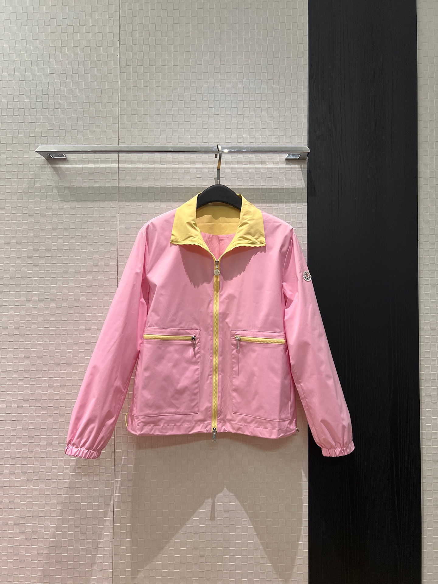 NO:750756,Mengkou's new contrasting color splicing high collar lapel windbreaker jacket. Classic logo armband decoration at the hem. Drawstring adjustable waist design. Elastic cuffs. Hardware accessories are molded to loose and casual. Pink apricot S-XL,,Moncler,jackets & coats,19860909蒙口新款冲冲撞色拼接高令翻领风衣外套 经典logo袖标装饰下摆可抽绳调节收腰设计 袖口松紧 五金配件开模宽松休闲 粉色杏色 S-XL,,Moncler,jackets & coats,,Women's clothing